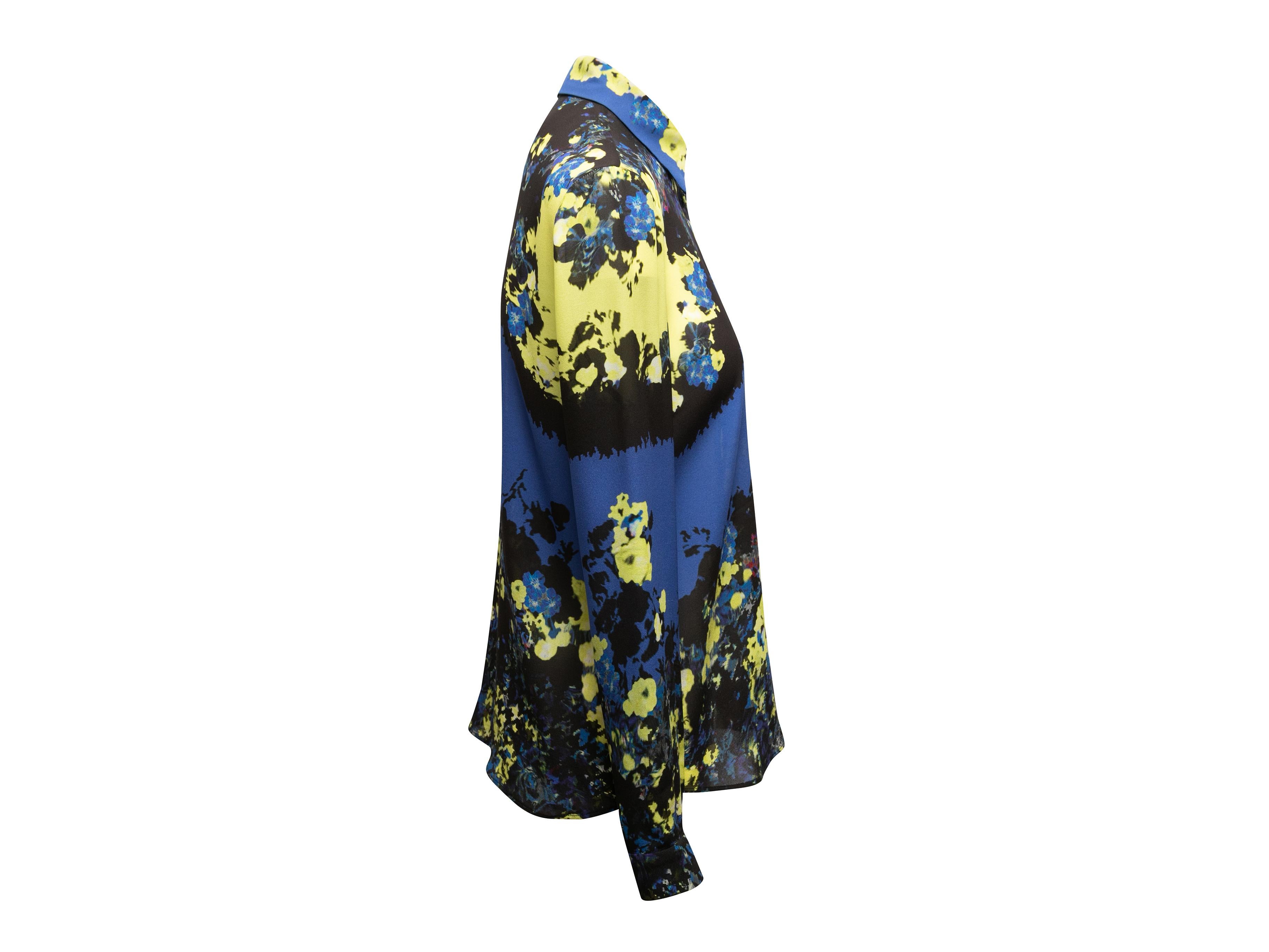 Blaues und mehrfarbiges Seidenoberteil mit Blumendruck und Knopfleiste von Erdem. Spitz zulaufender Kragen. Knopfverschlüsse in der vorderen Mitte. 38
