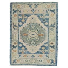 Handgewebter türkischer Oushak-Teppich in Blau mit mehrfarbigem Blumenmuster aus Wolle 2'4" x 3'