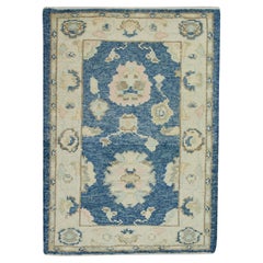Blauer, mehrfarbiger, handgewebter Oushak-Teppich aus Wolle mit Blumenmuster 2'4" x 3'2"