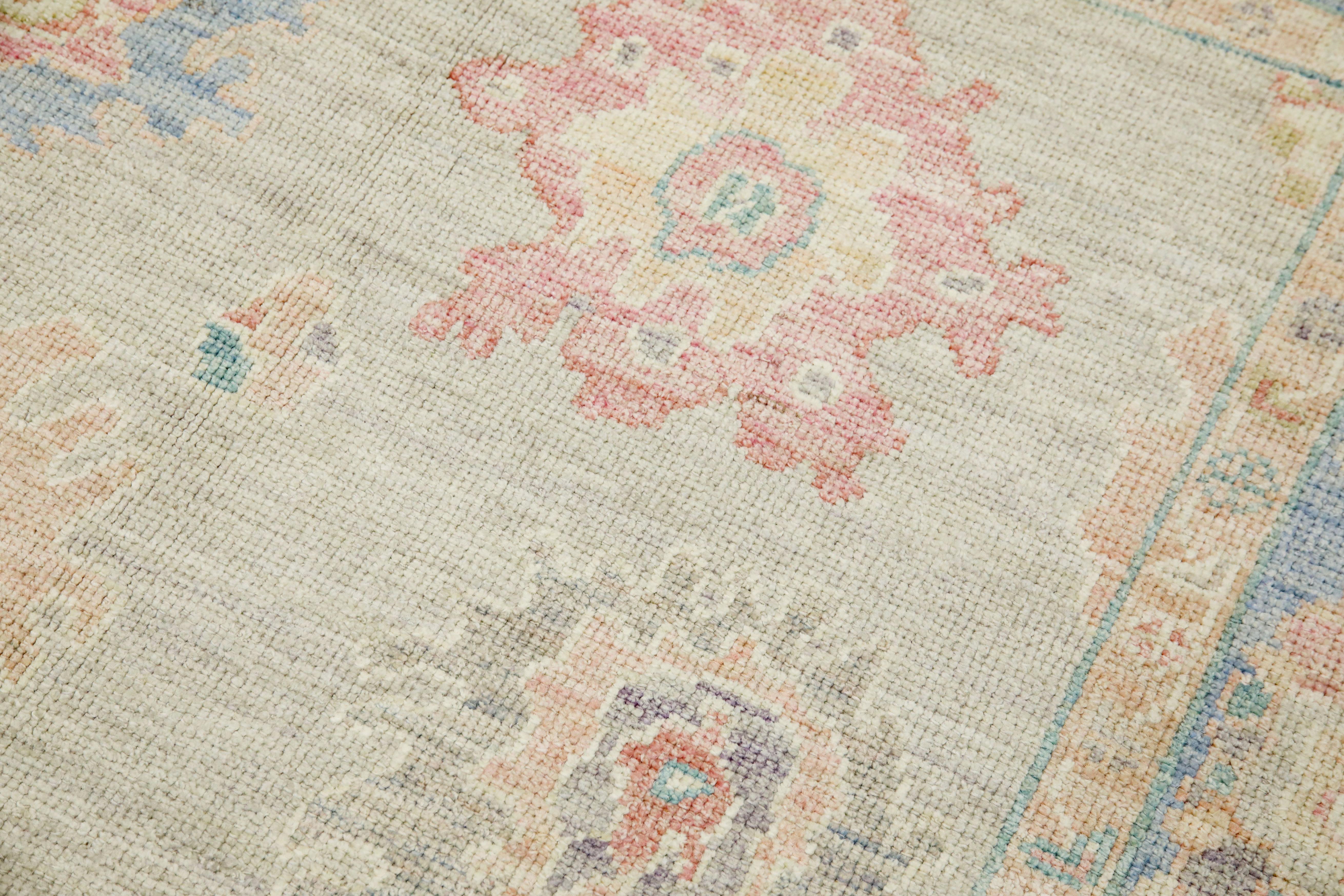 Ce tapis moderne turc Oushak est une œuvre d'art étonnante, tissée à la main selon des techniques traditionnelles par des artisans qualifiés. Le tapis présente des motifs complexes et une palette de couleurs douces obtenue grâce à l'utilisation de