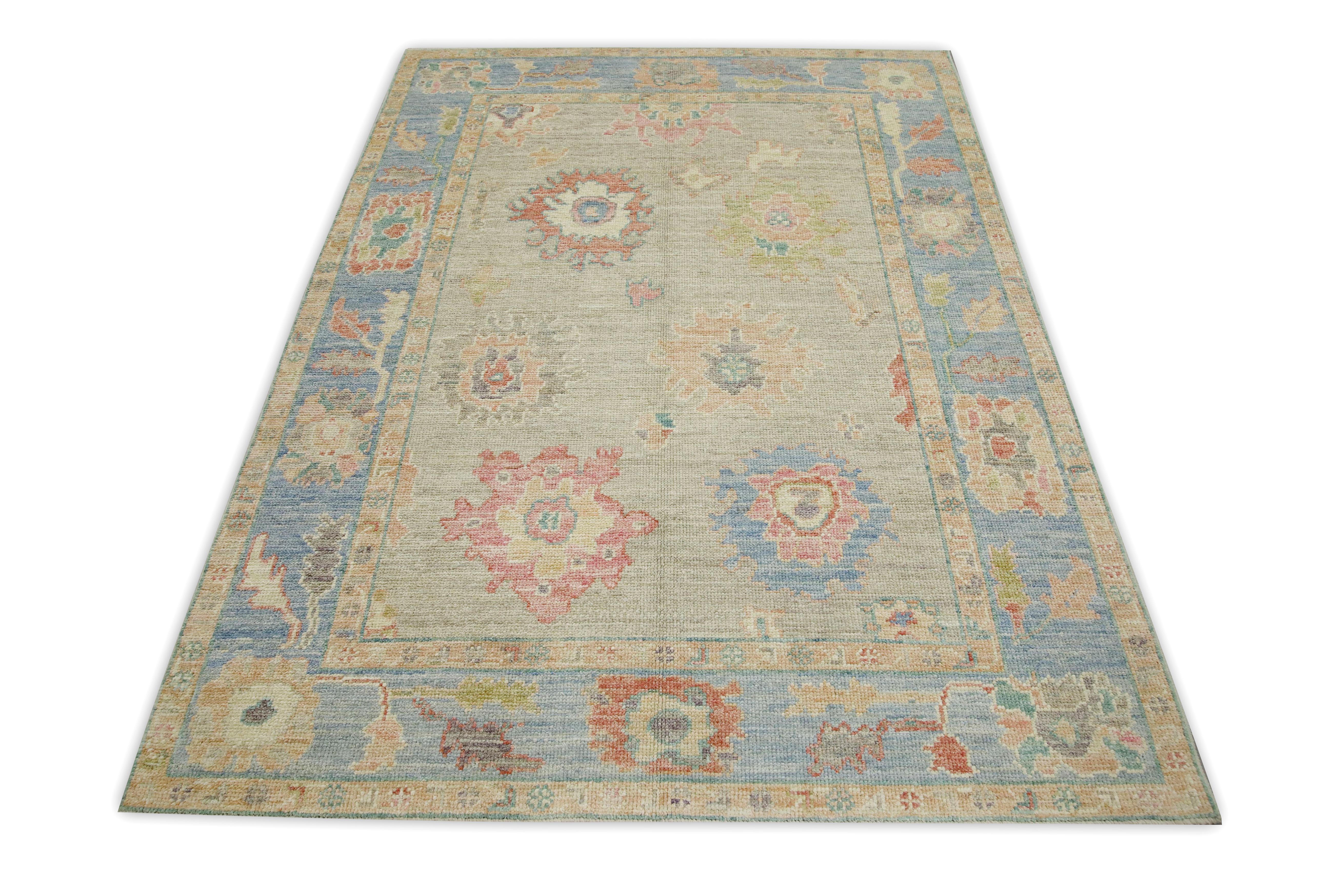 Turc Tapis turc Oushak en laine tissé à la main à motifs floraux multicolores bleu 5'1 po. x 6'11 po. en vente