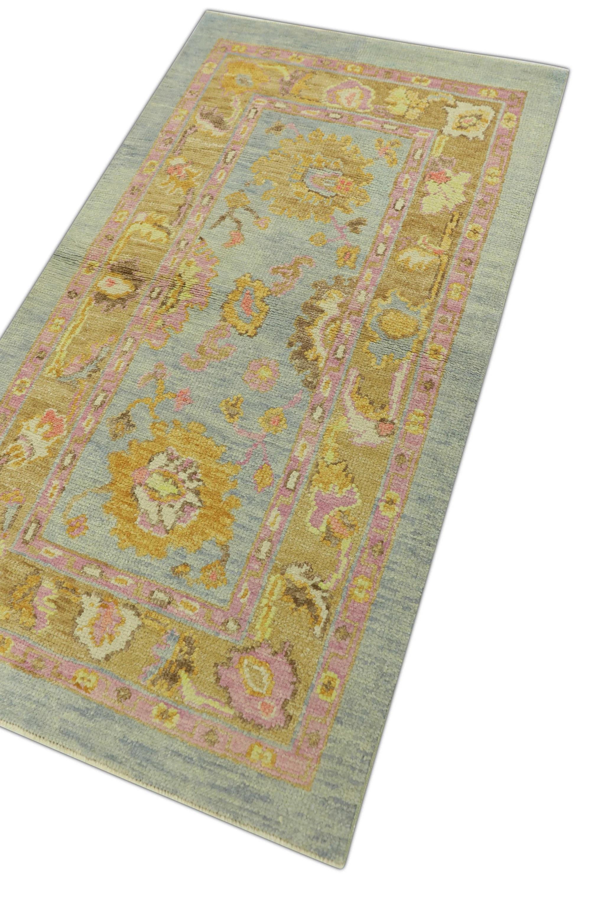Dieser türkische Oushak-Teppich ist ein atemberaubendes Kunstwerk, das von erfahrenen Kunsthandwerkern mit traditionellen Techniken handgewebt wurde. Der Teppich weist komplizierte Muster und eine weiche Farbpalette auf, die durch die Verwendung