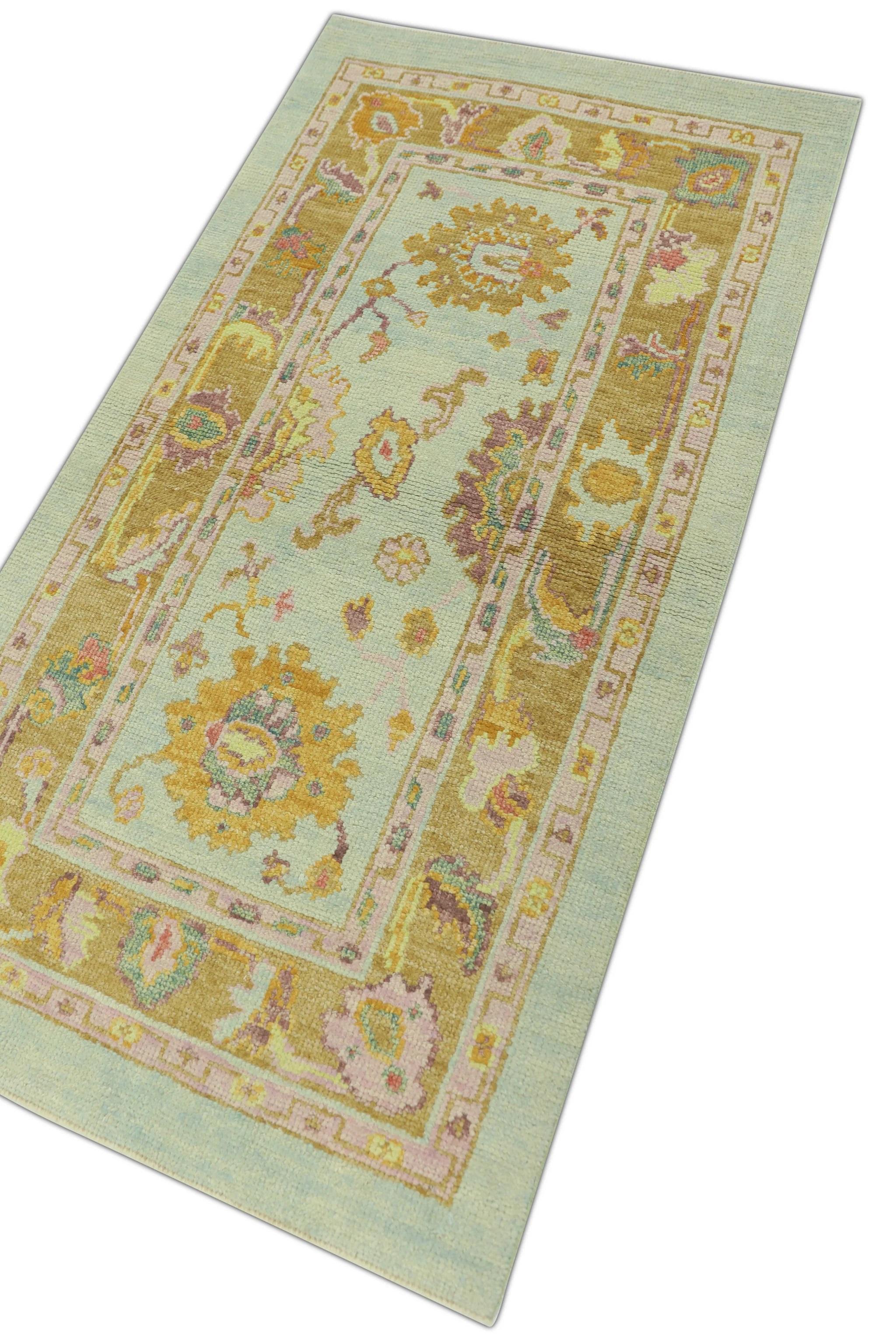 Dieser türkische Oushak-Teppich ist ein atemberaubendes Kunstwerk, das von erfahrenen Kunsthandwerkern mit traditionellen Techniken handgewebt wurde. Der Teppich weist komplizierte Muster und eine weiche Farbpalette auf, die durch die Verwendung