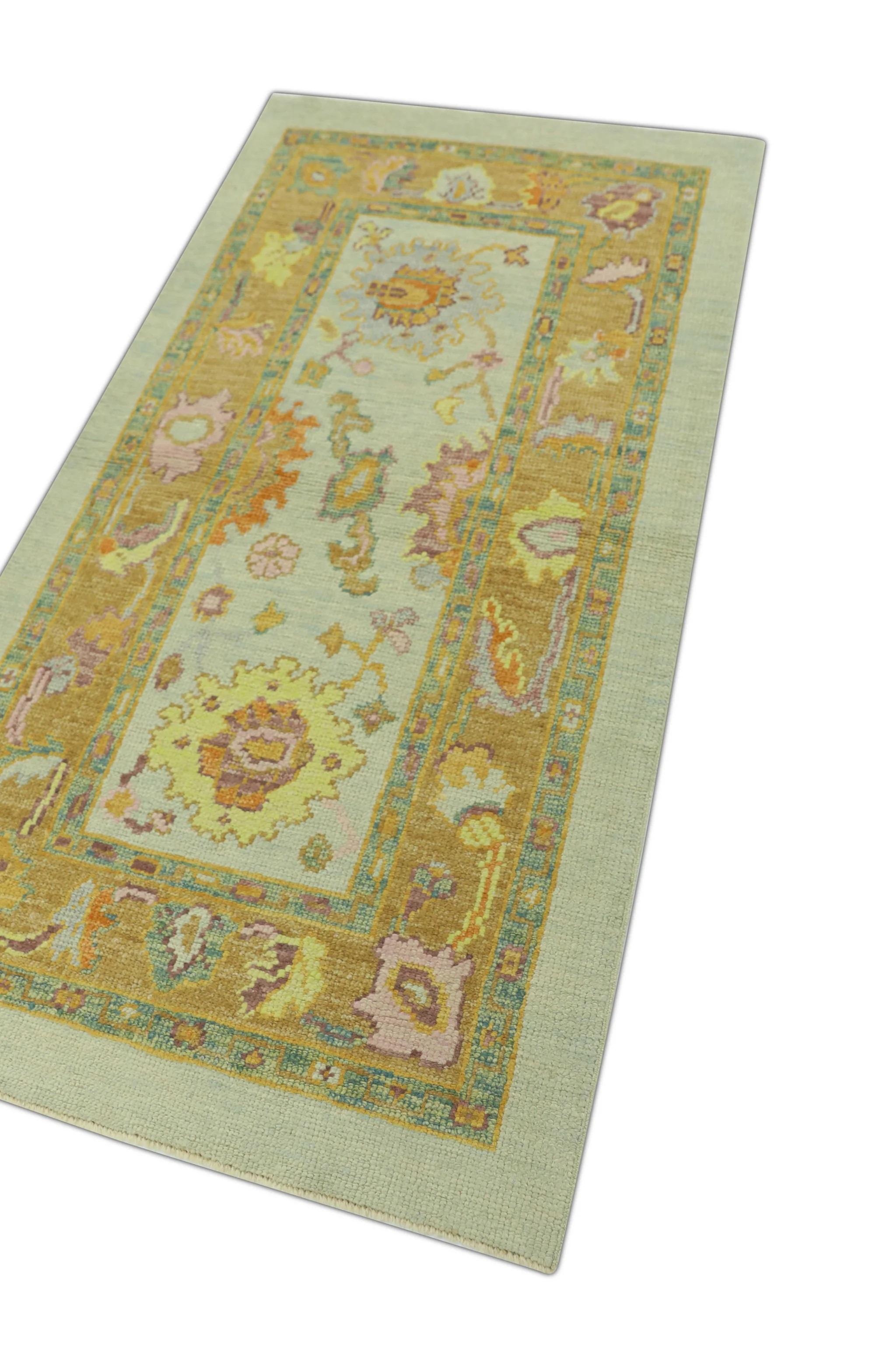 Dieser türkische Oushak-Teppich ist ein atemberaubendes Kunstwerk, das von erfahrenen Kunsthandwerkern mit traditionellen Techniken handgewebt wurde. Der Teppich weist komplizierte Muster und eine weiche Farbpalette auf, die durch die Verwendung