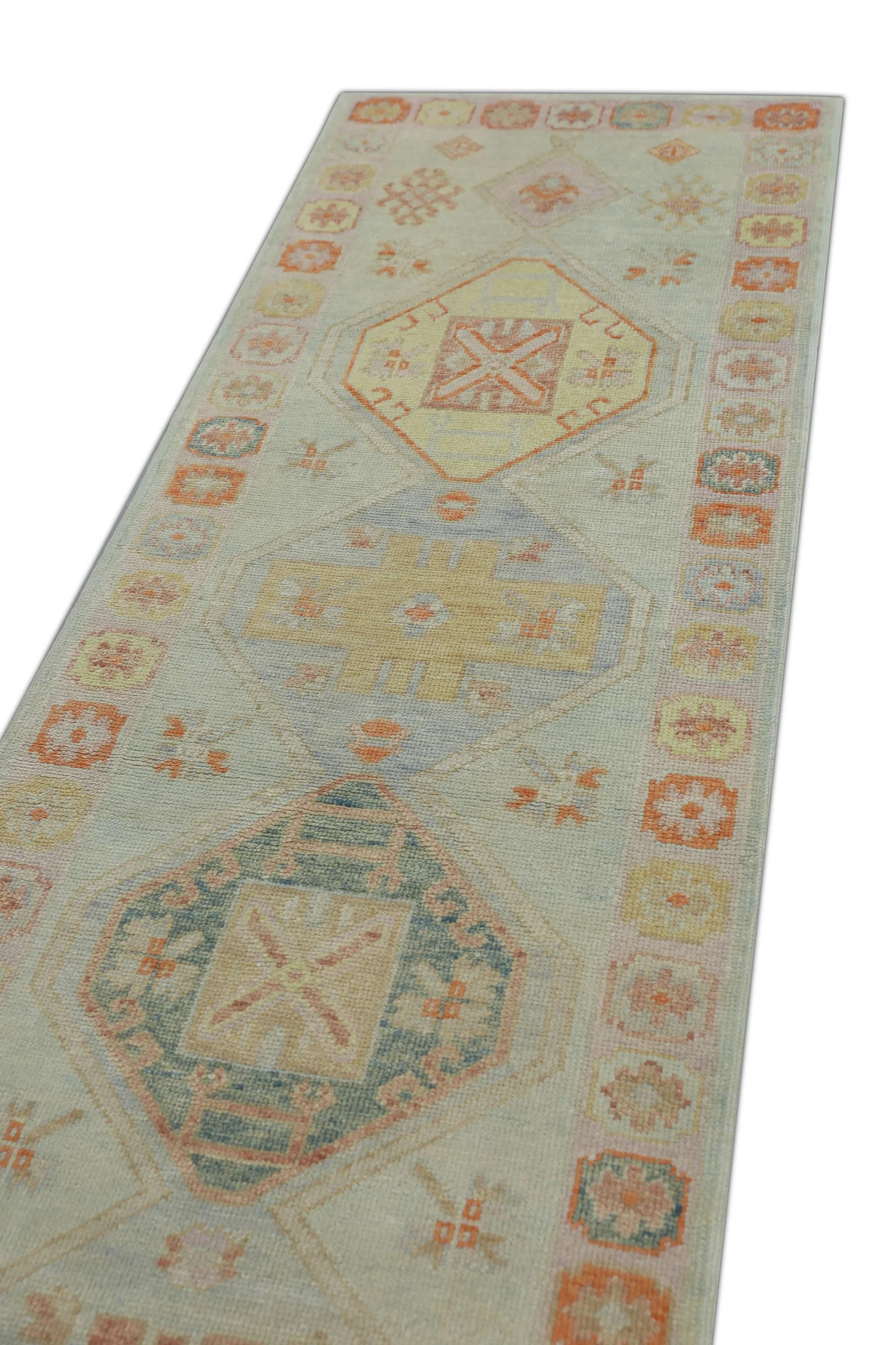 Dieser türkische Oushak-Teppich ist ein atemberaubendes Kunstwerk, das von erfahrenen Kunsthandwerkern mit traditionellen Techniken handgewebt wurde. Der Teppich weist komplizierte Muster und eine weiche Farbpalette auf, die durch die Verwendung