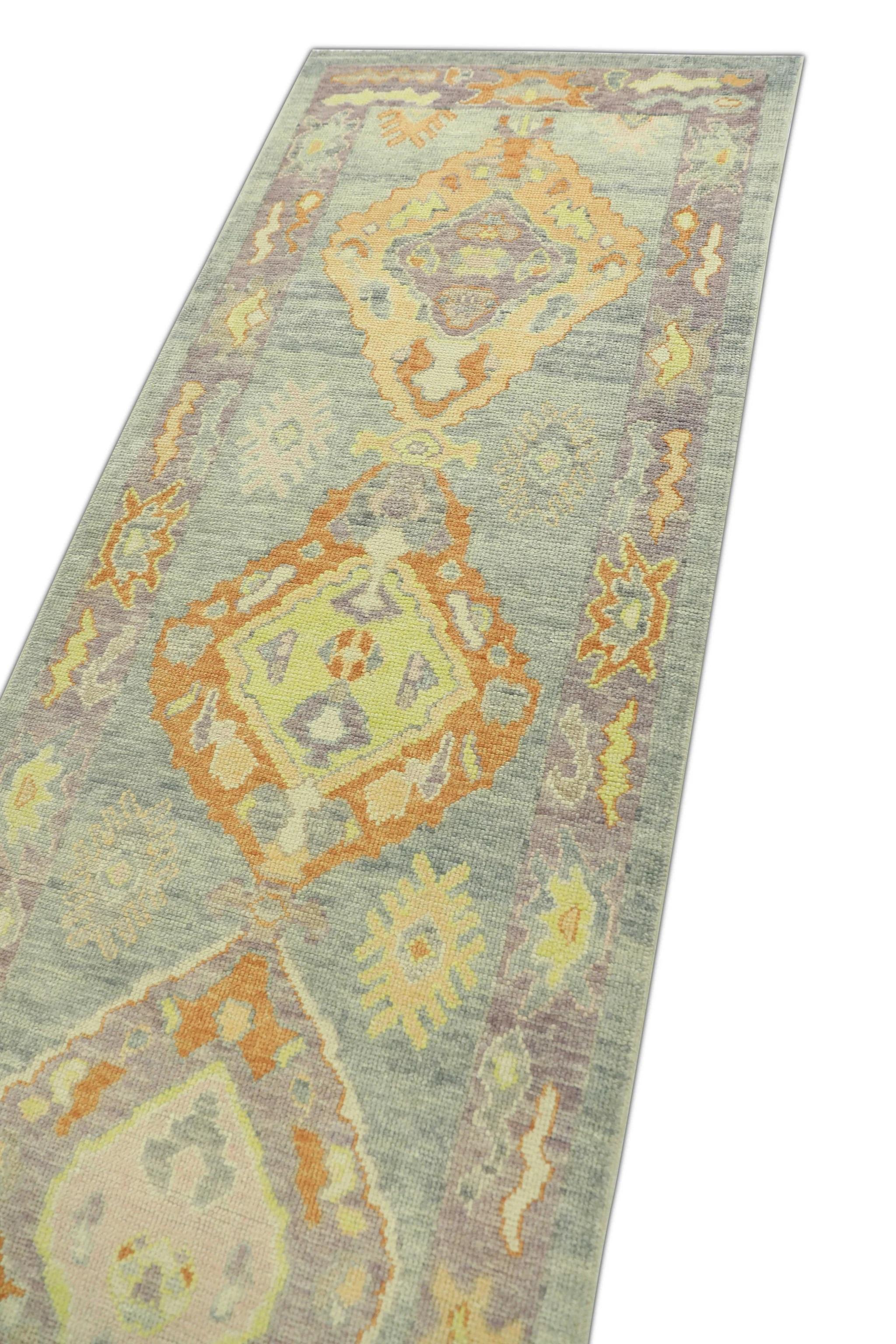 Questo tappeto turco oushak è un'opera d'arte straordinaria, tessuta a mano con tecniche tradizionali da abili artigiani. Il tappeto presenta motivi intricati e una tavolozza di colori tenui, ottenuti grazie all'uso di tinture vegetali