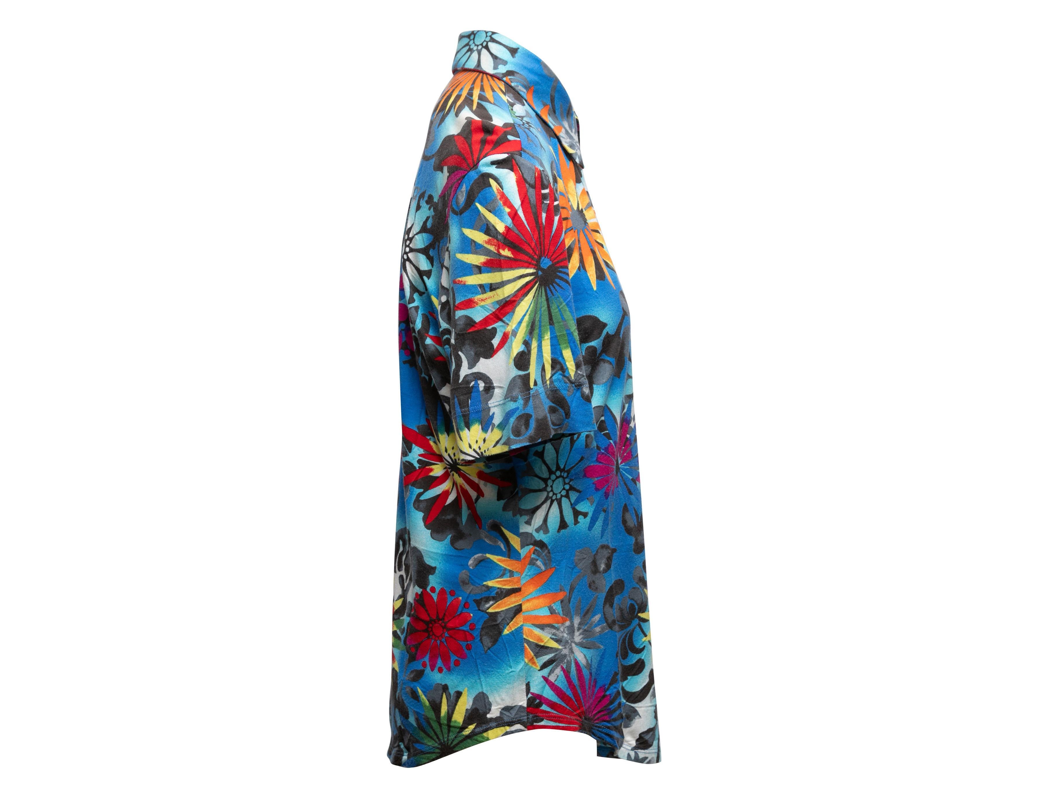  Kurzärmeliges Button-up-Top mit blauem und mehrfarbigem Blumendruck von Versace Jeans Couture. Spitz zulaufender Kragen. Knopfverschlüsse in der vorderen Mitte. 36