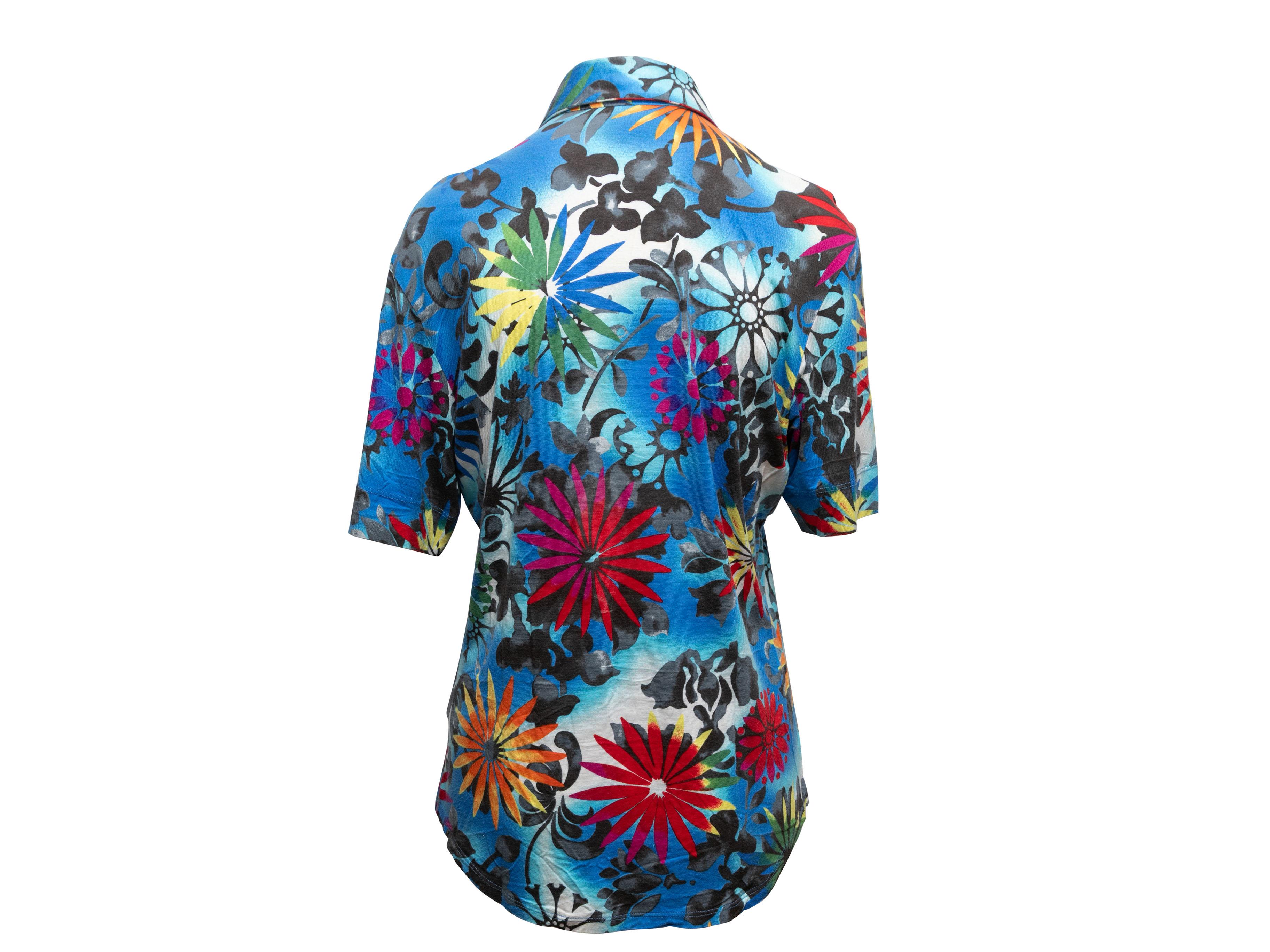 Blaues & mehrfarbiges Versace Jeans Couture Kurzarm-Oberteil mit Blumendruck und Knopfleiste im Zustand „Gut“ im Angebot in New York, NY