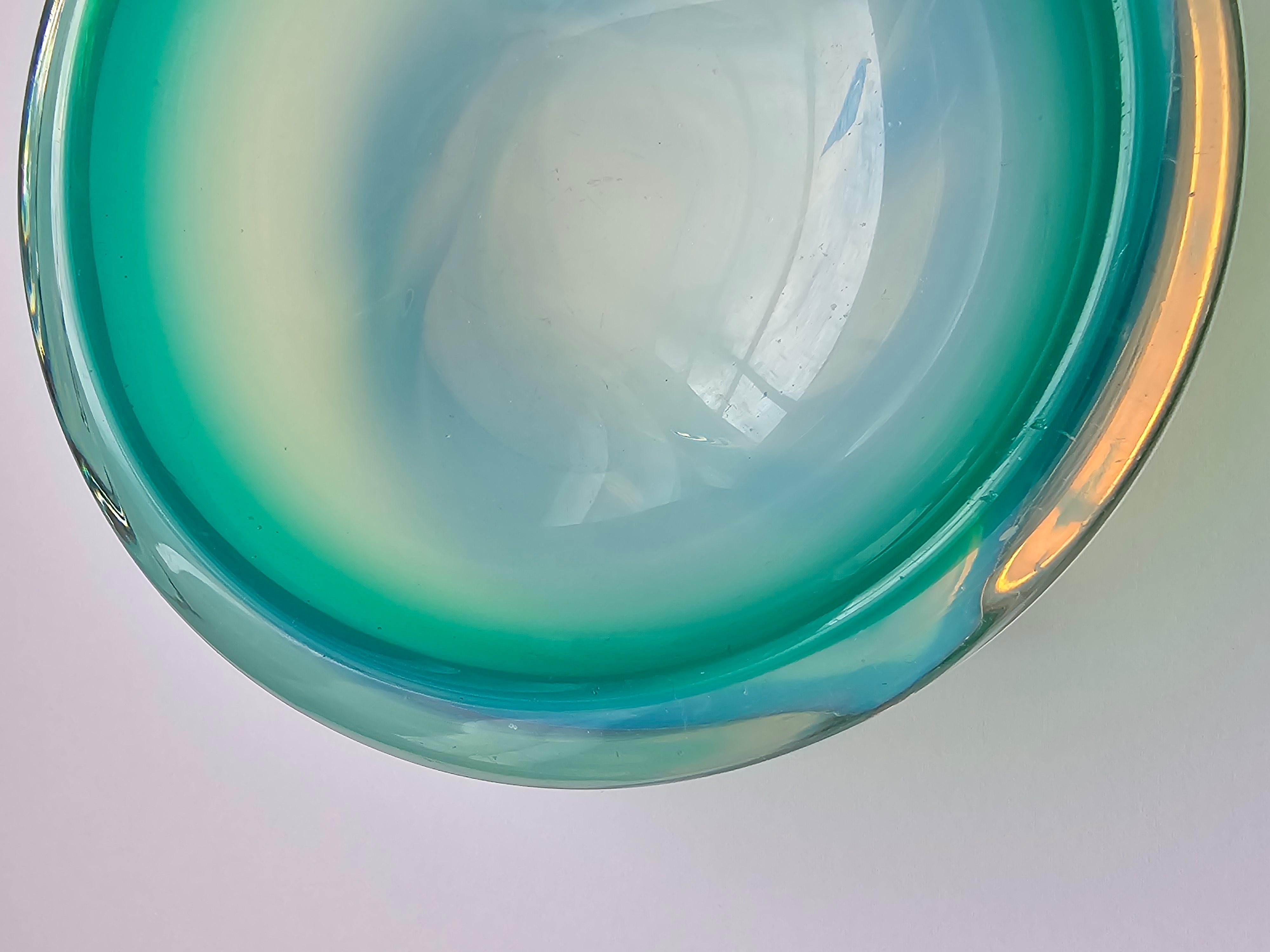 Mid-Century moderno Piatto ciotola decorativo in vetro Art Decor blu di Murano in vendita