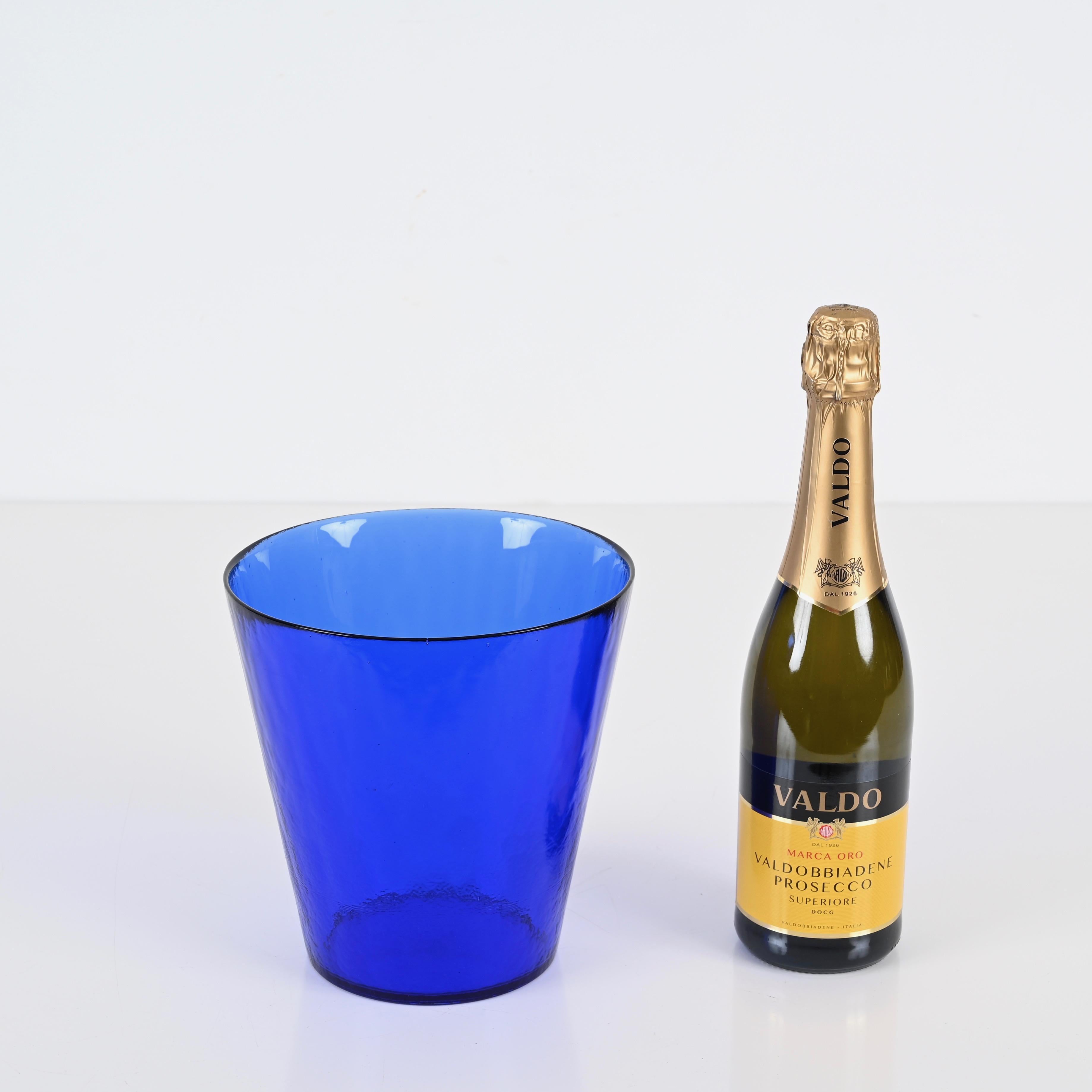 Stunning Ice Bucket in blue Murano glass. This gorgeous piece was made in Murano, Italy in the 1960s.

This ice bucket is made in an incredibly vibrant blue glass. 

The quality of the glasses made by Maestri Vetrai in Murano is world-renowned and