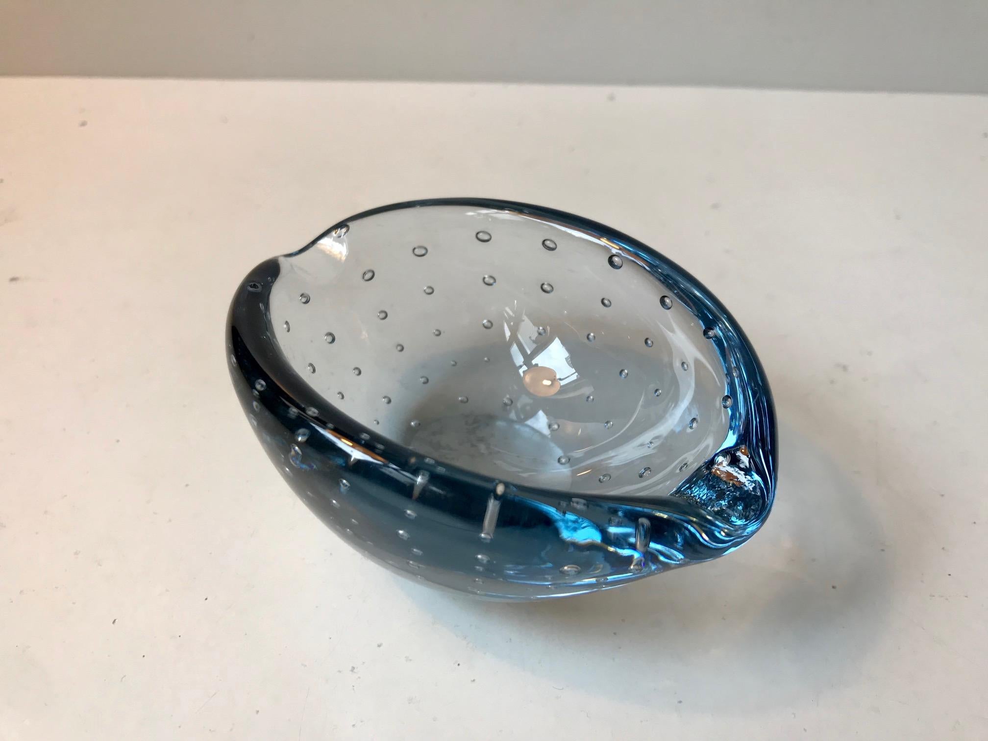Cuenco o cenicero de cristal de Murano soplado a mano de color azul aguamarina. Ejecutado con burbujas de aire encapsuladas y controladas. Se atribuye a Archimede Seguso, Italia, hacia los años 1940-1950.