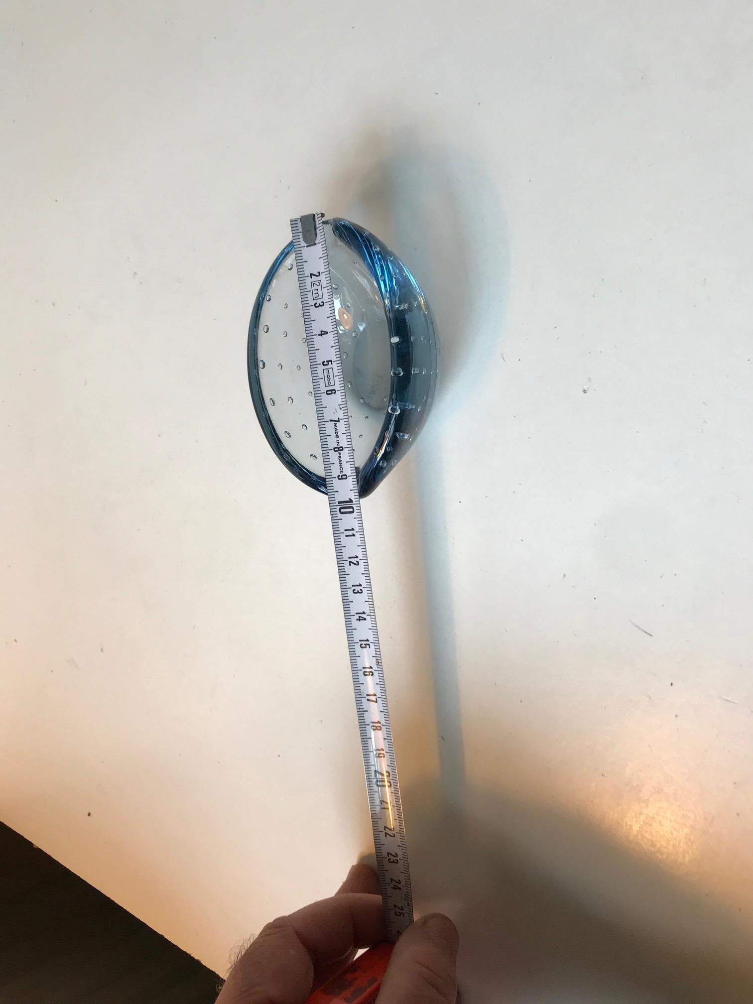 Cenicero de Murano azul con burbujas de aire de Seguso, años 50 Vidrio soplado en venta