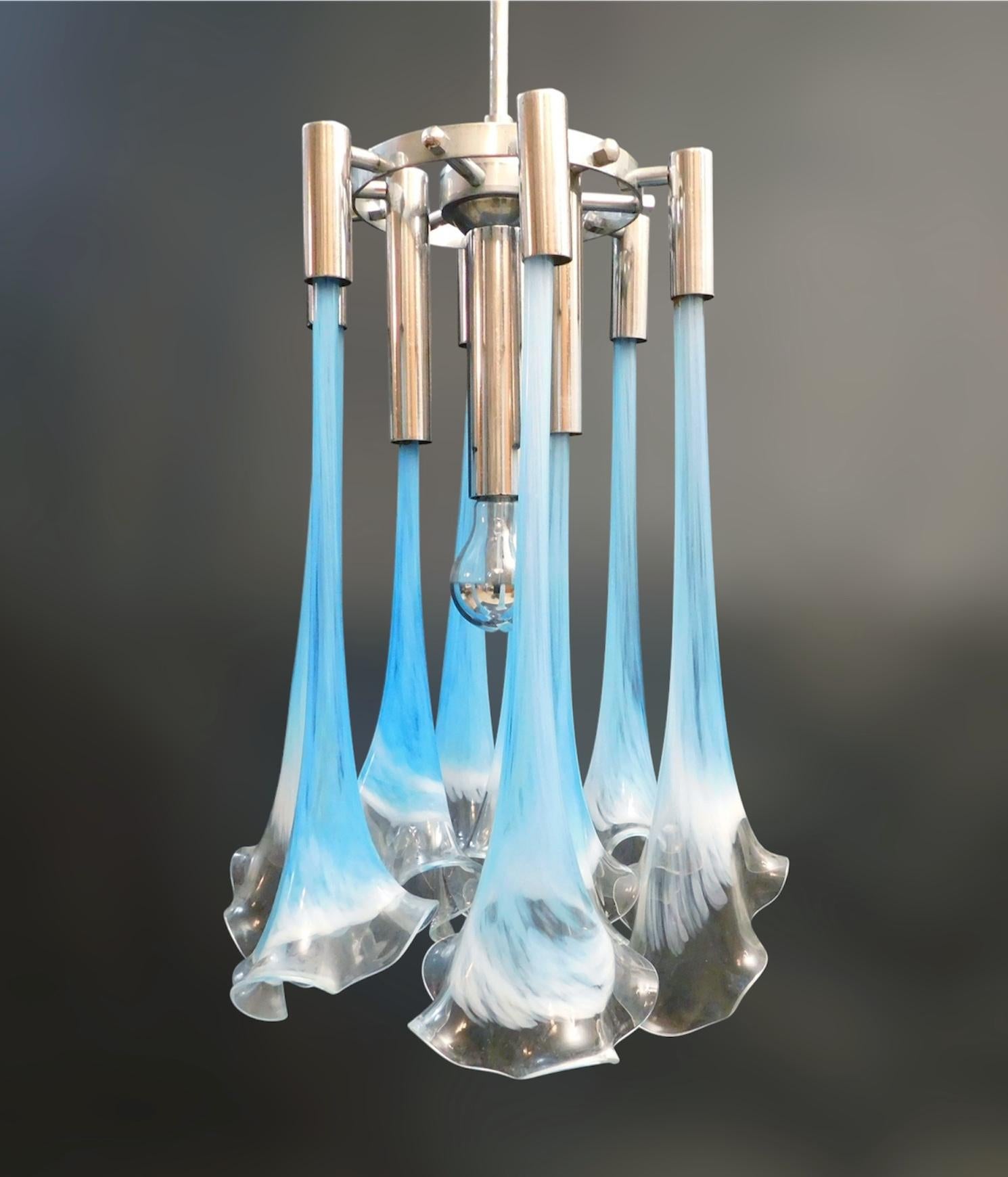 Pendentif vintage italien avec diffuseurs en verre bleu de Murano soufflé à la main en forme de fleurs de callas, monté sur une monture chromée / Fabriqué en Italie circa 1960
Mesures : Diamètre 18 pouces, hauteur 42.5 pouces
1 lampe / type E26 ou