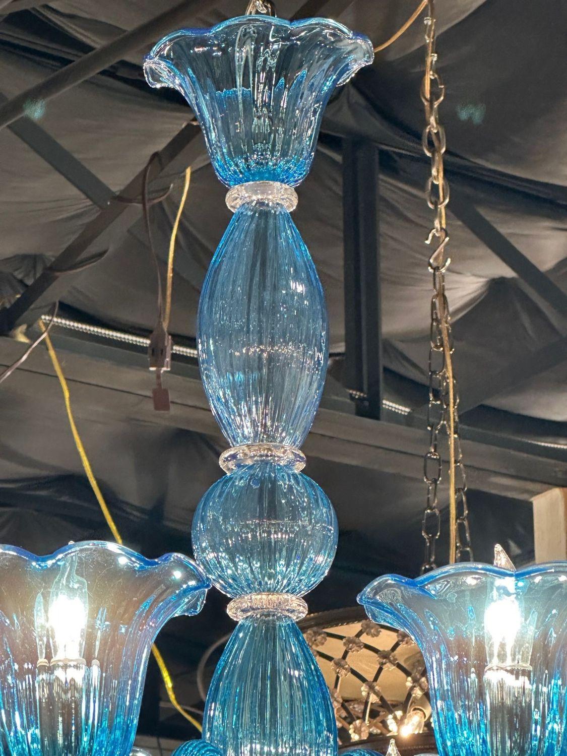 Blue Murano Glas Chandelier with 8 Lights In Good Condition For Sale In Dallas, TX