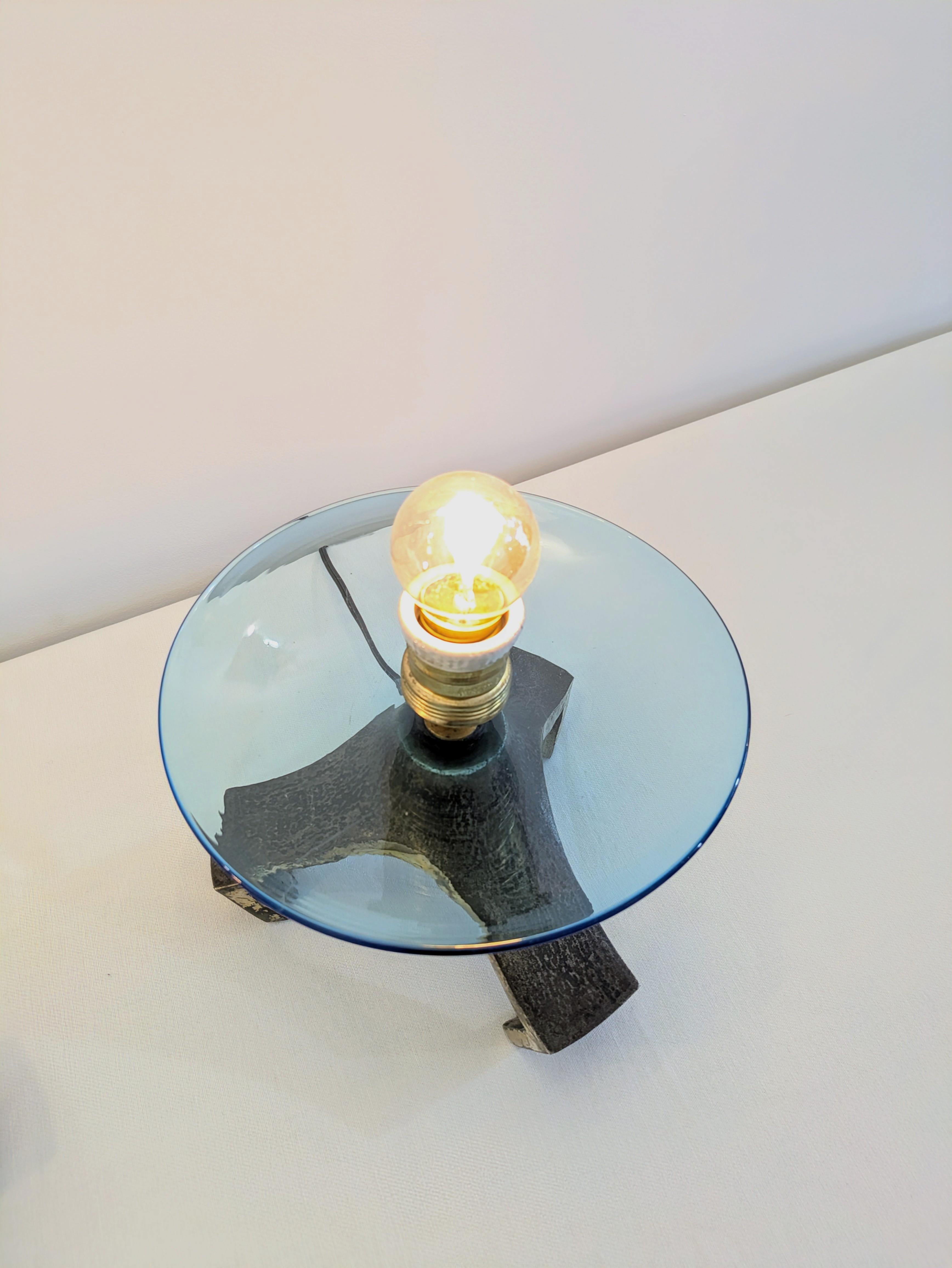 Milieu du XXe siècle Paire de lampes de table en verre de Murano bleu et base en fonte argentée, Italie, années 1970 en vente
