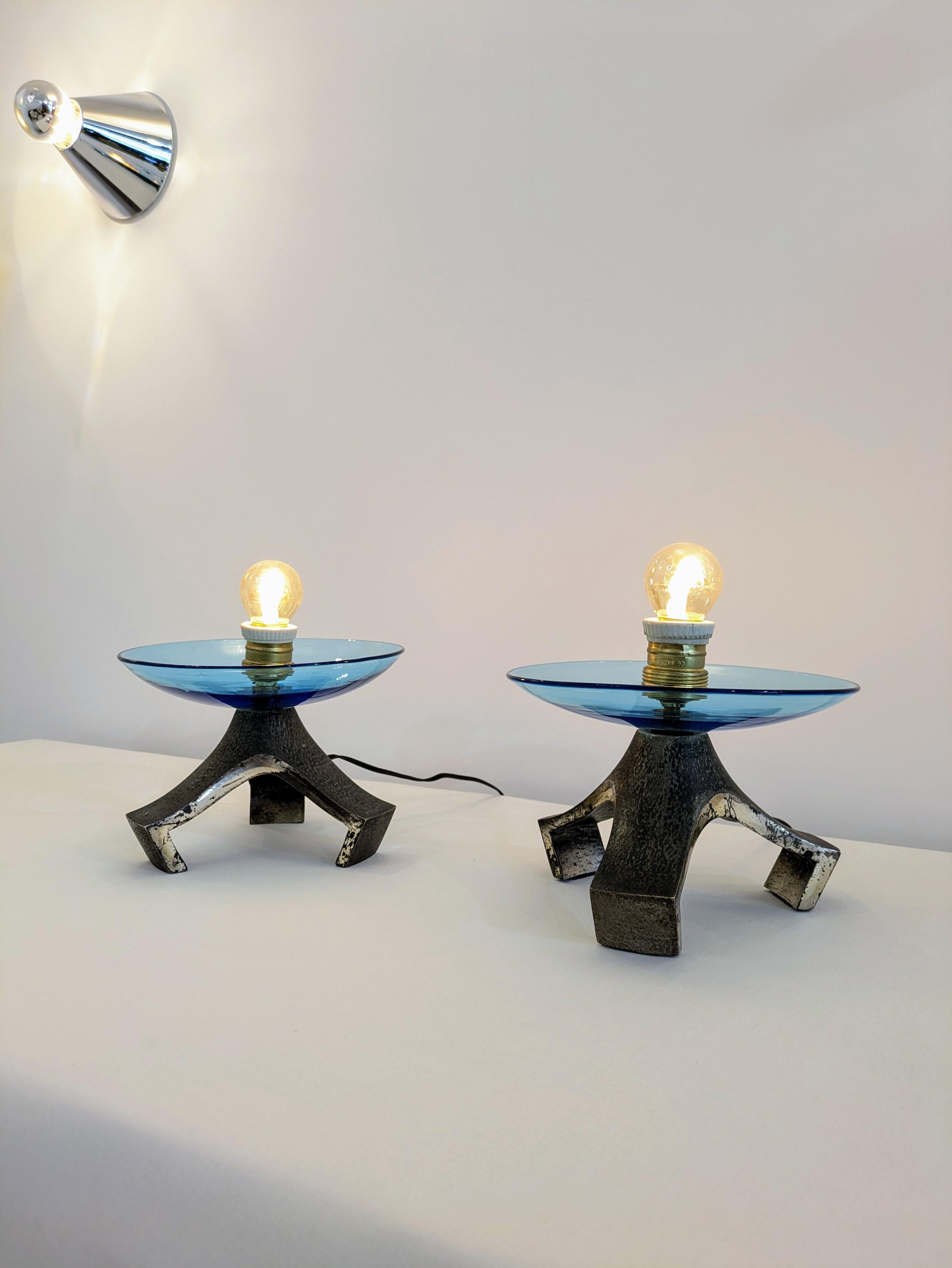 Verre brun Paire de lampes de table en verre de Murano bleu et base en fonte argentée, Italie, années 1970 en vente