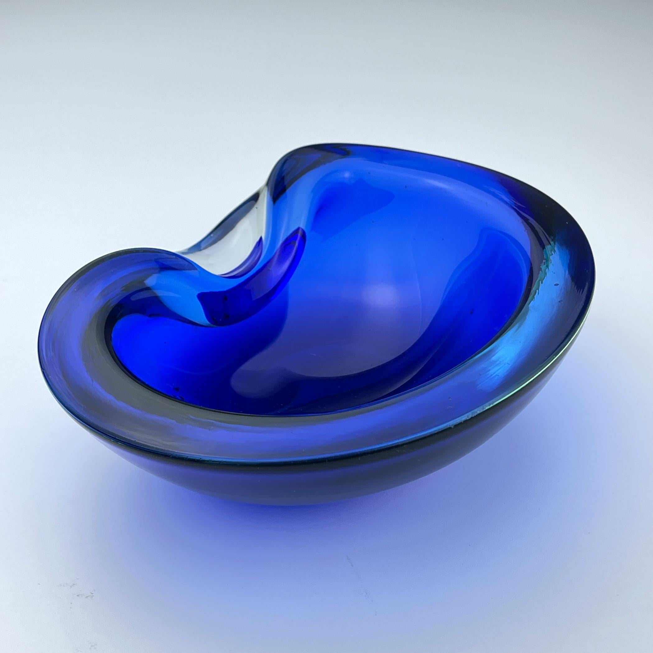 Posacenere in vetro di Murano blu, Italia anni '70 in vendita 5