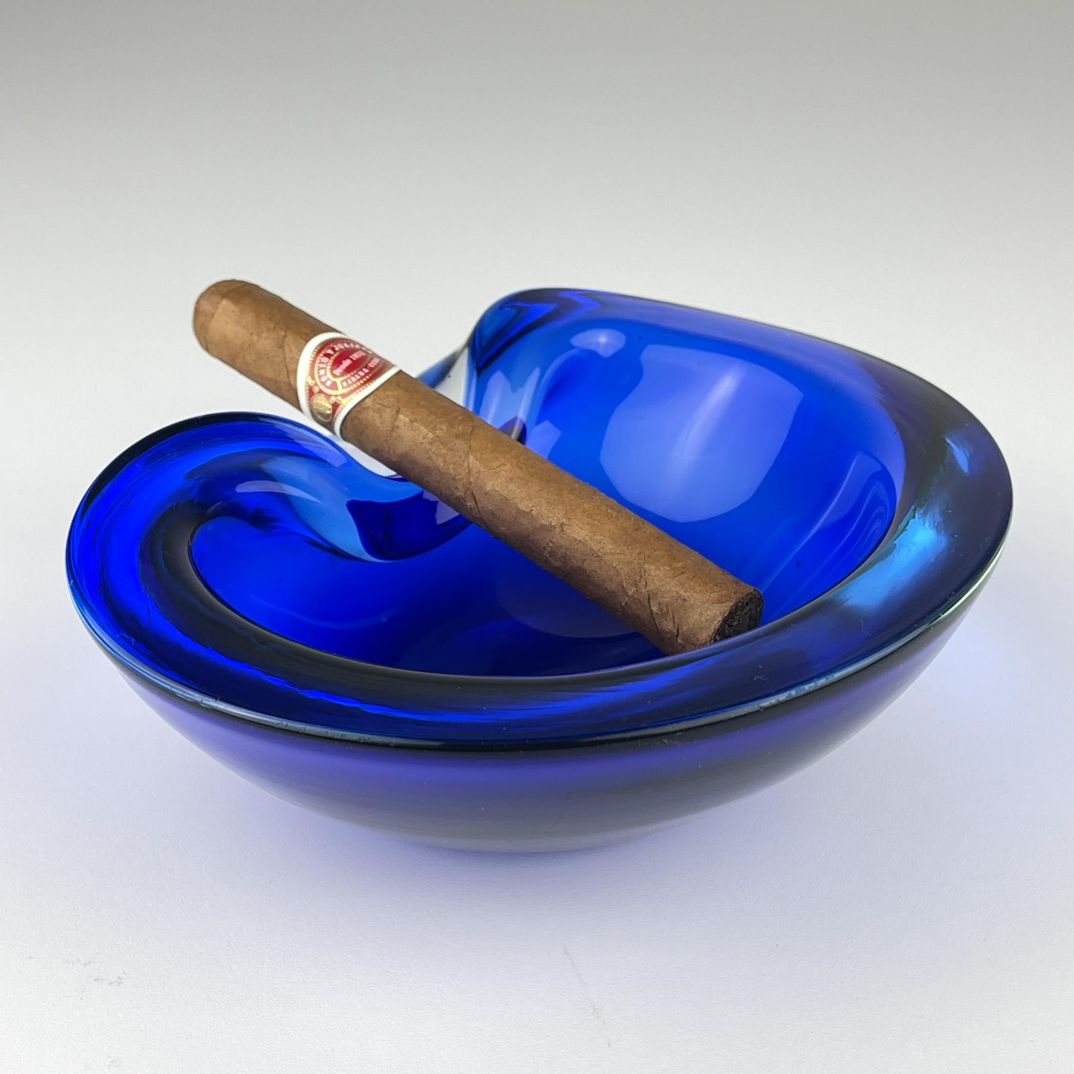 Mid-Century moderno Posacenere in vetro di Murano blu, Italia anni '70 in vendita