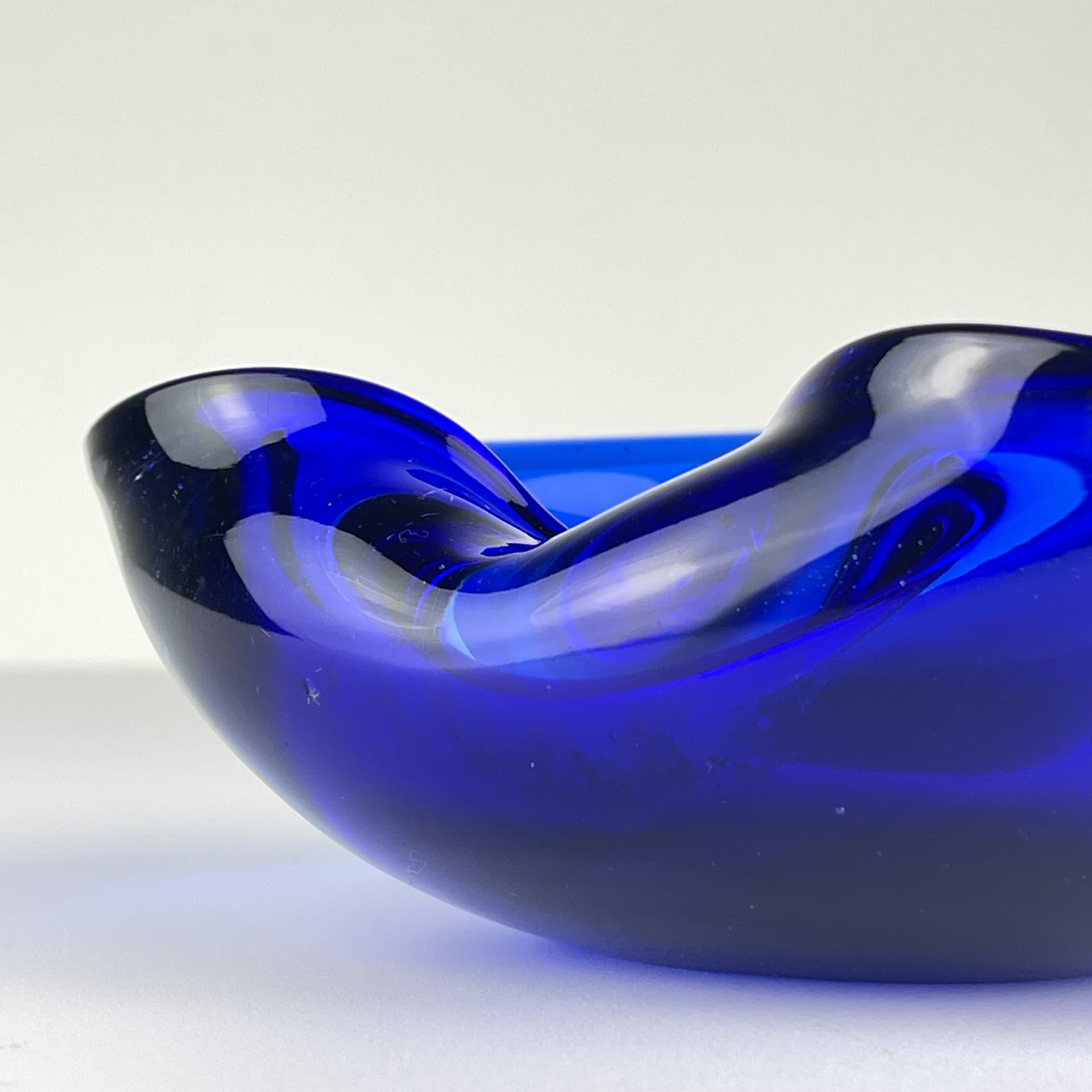 Posacenere in vetro di Murano blu, Italia anni '70 In condizioni buone in vendita a Miklavž Pri Taboru, SI