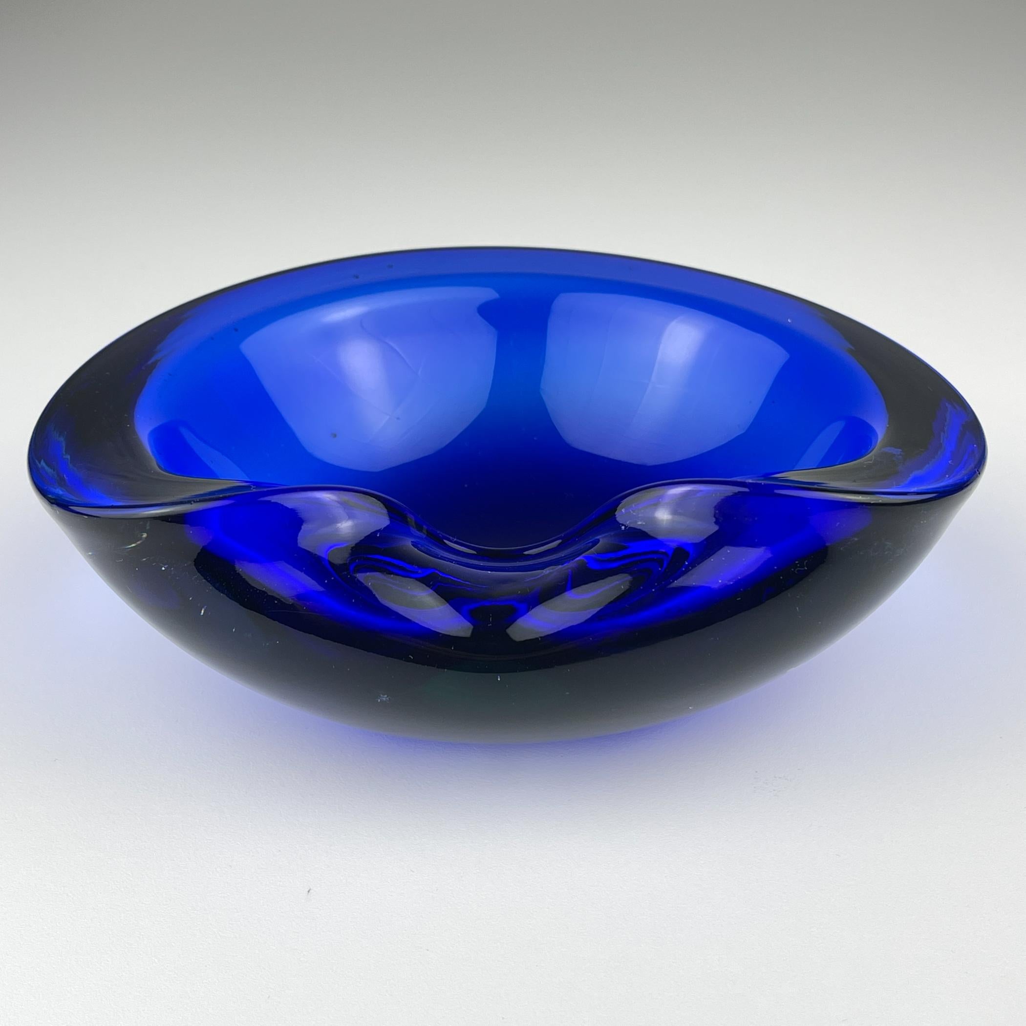 Vetro di Murano Posacenere in vetro di Murano blu, Italia anni '70 in vendita
