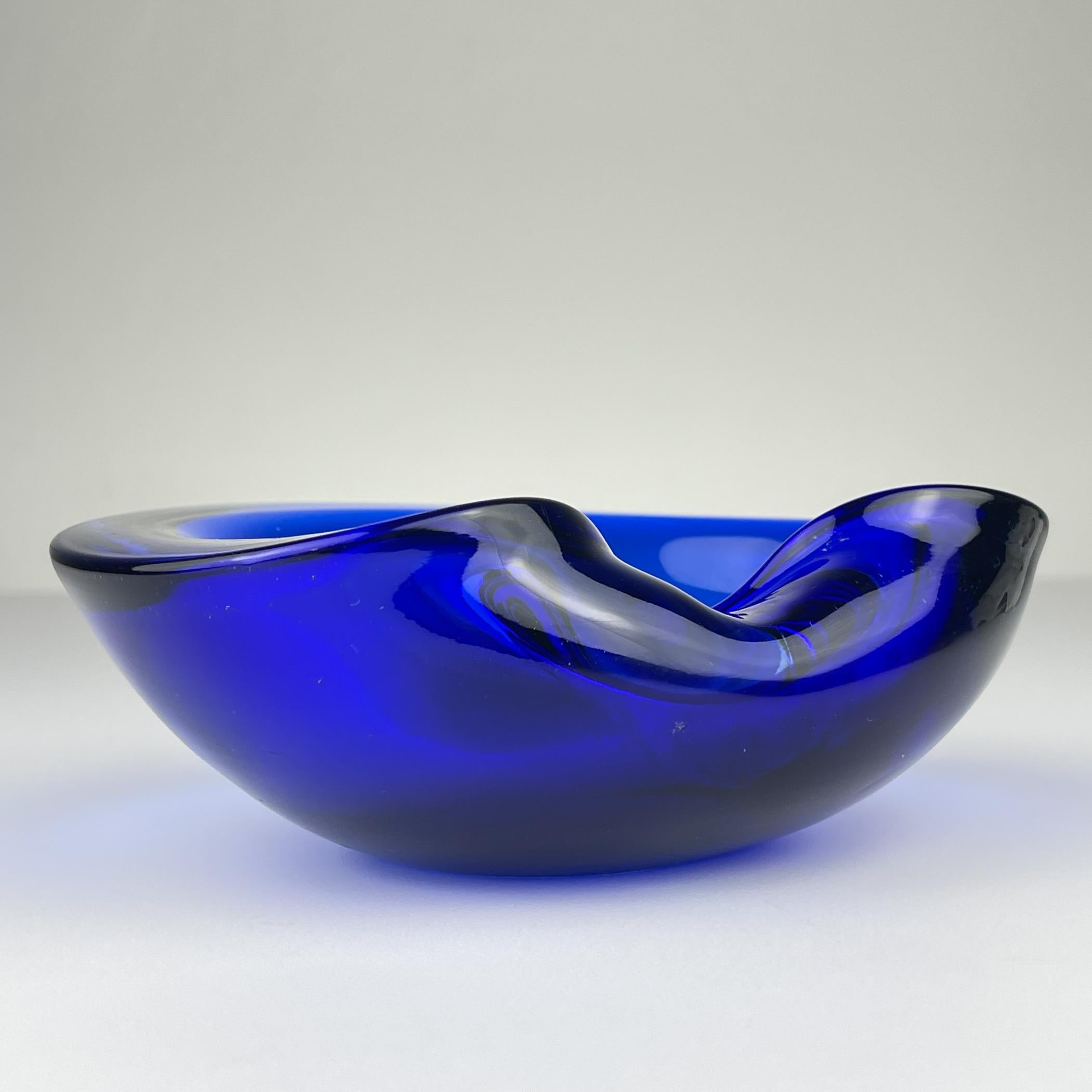 Posacenere in vetro di Murano blu, Italia anni '70 in vendita 1