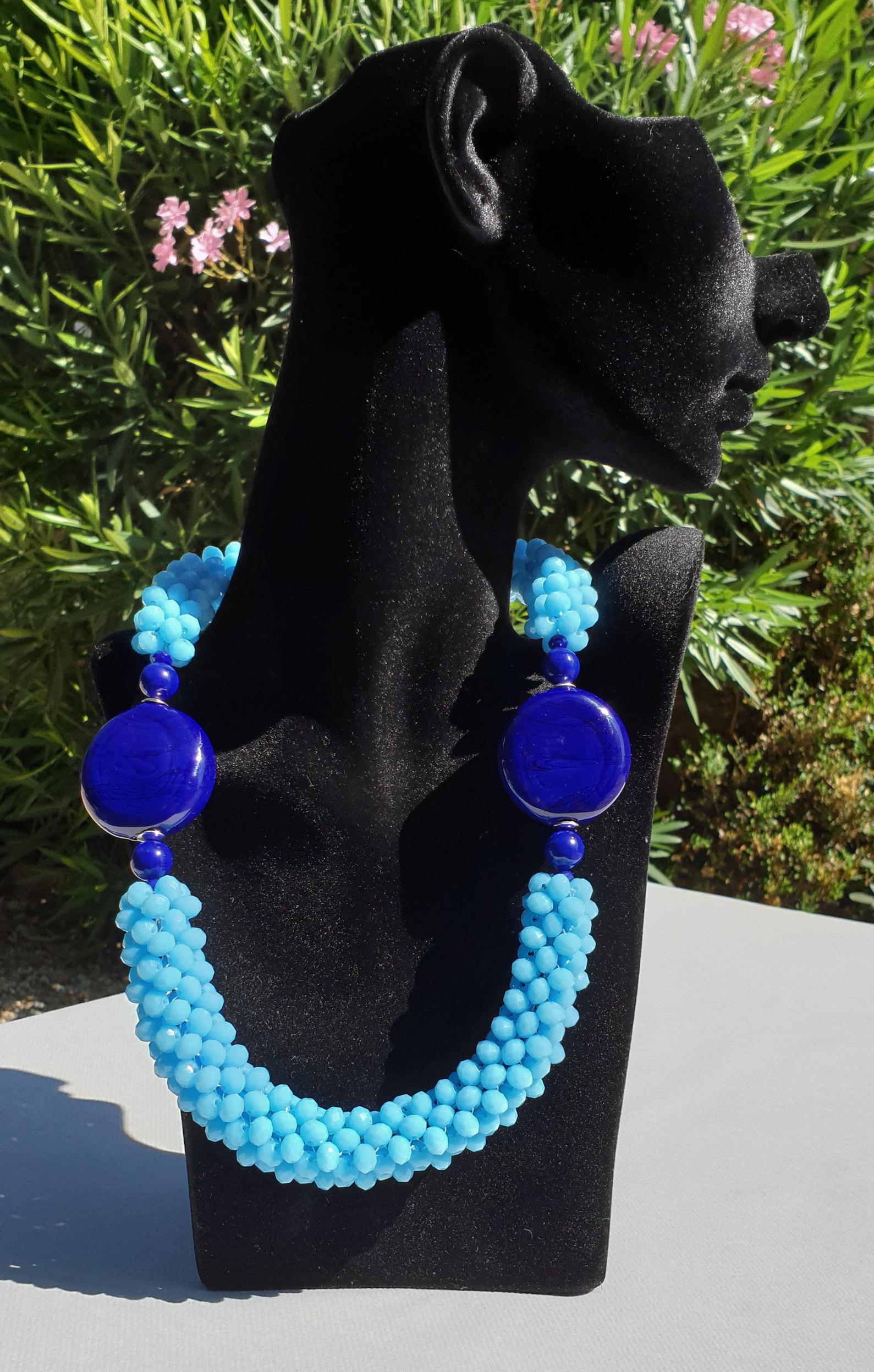 Marine blue and sky blue Murano glass beads costume necklace.
Unique, hand made by artist Paola B. in Venise, Italy, 2010s.
The artist is a member of Venezia Vetro Acqua e Terra, and AMA: Associazione Maestri Artigiani del Vetro.
Made of: Murano
