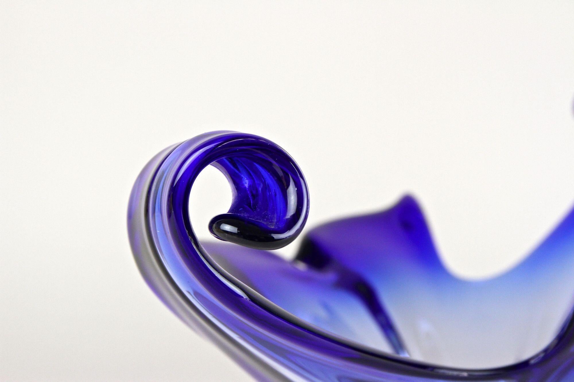 Blue Murano Glass Bowl - Mid-Century Modern, Italy circa 1960/70 For Sale 7