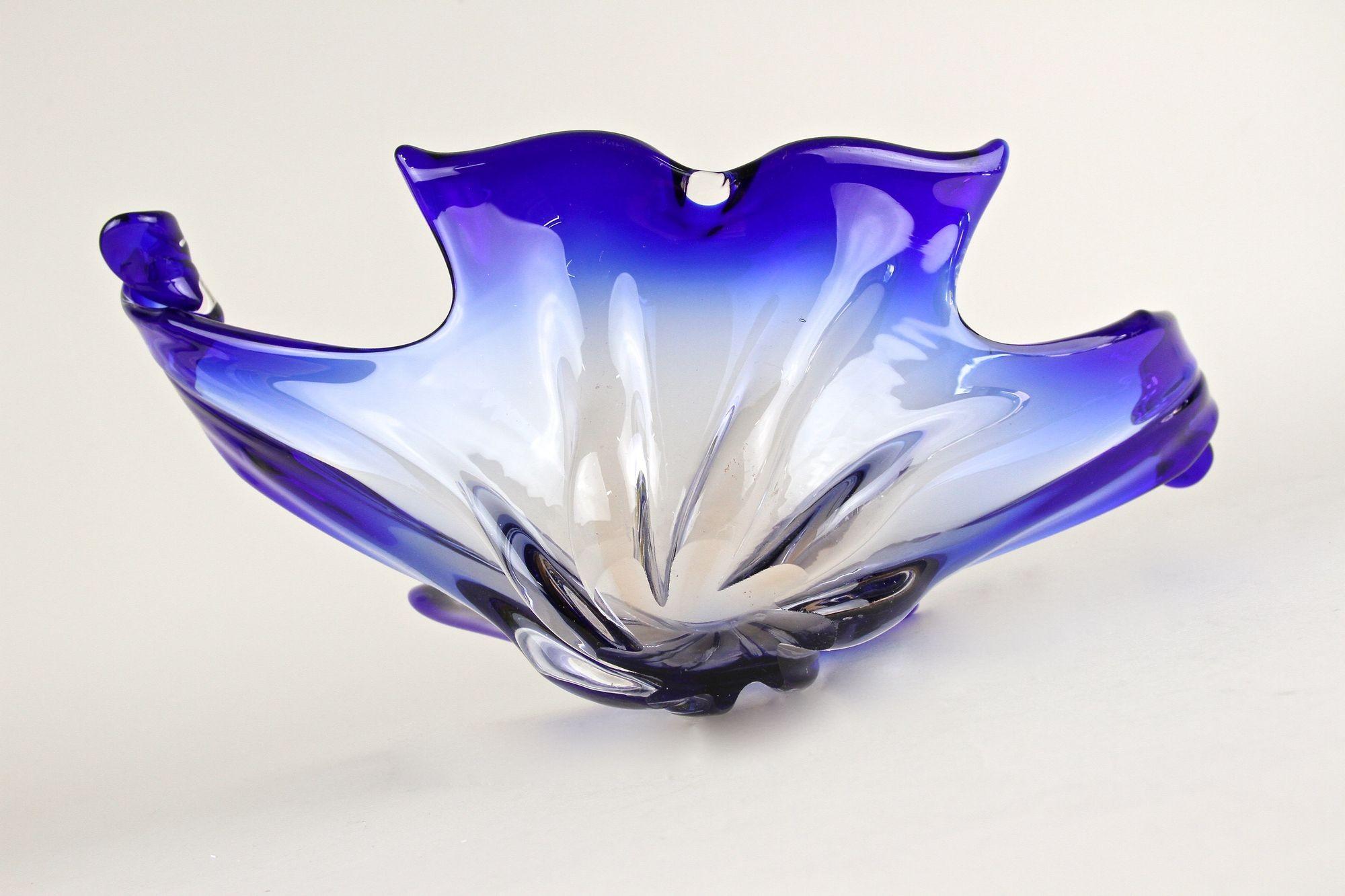 Blue Murano Glass Bowl - Mid-Century Modern, Italy circa 1960/70 For Sale 10