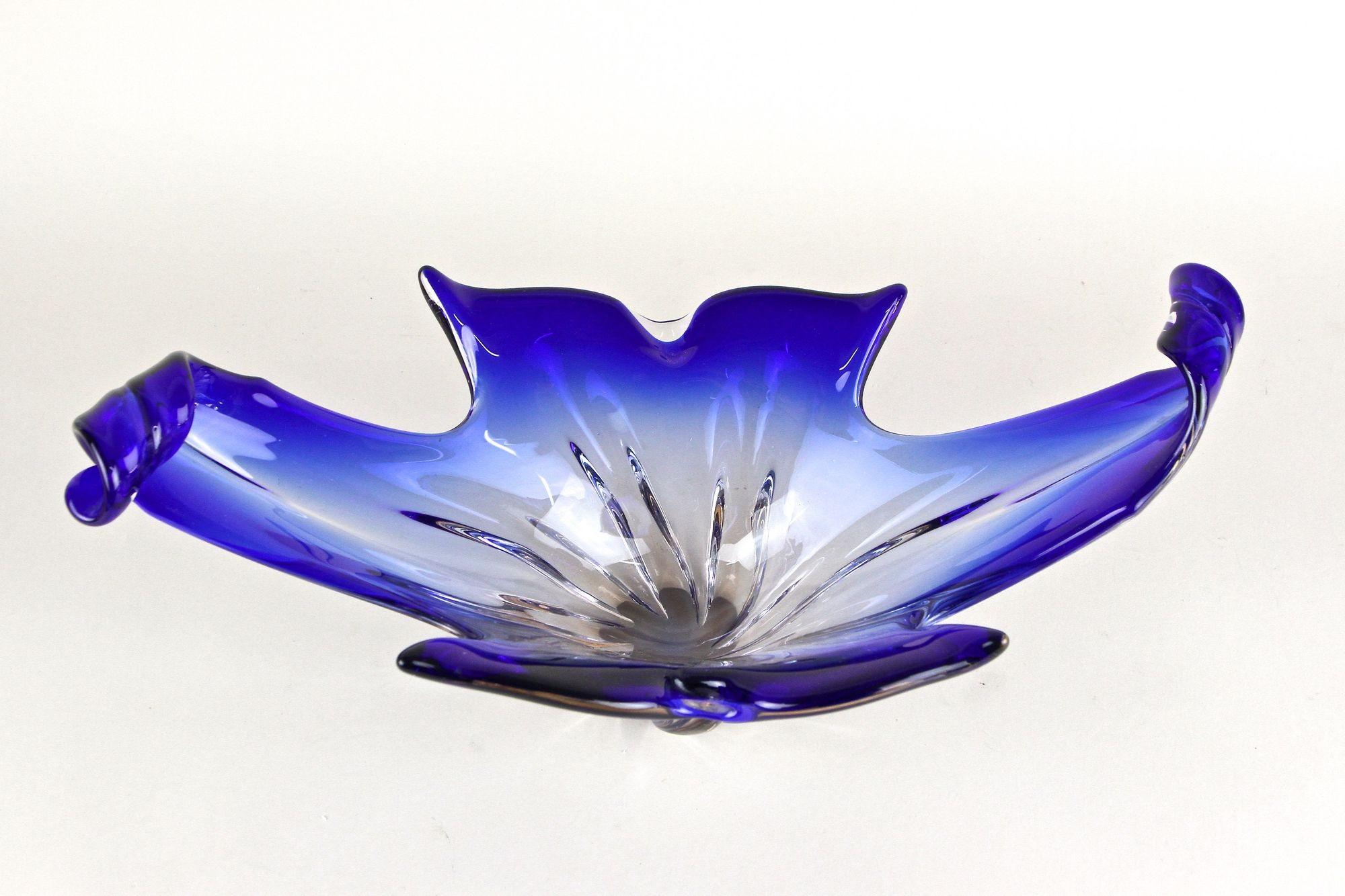 Superb large blue Murano glass bowl out of the famous workshops in Venice/ Italy from the late mid century around 1960/70. Impressing with its extraordinary shape - just see the gorgeous curled ends - and amazing coloration in gorgeous blue tones,