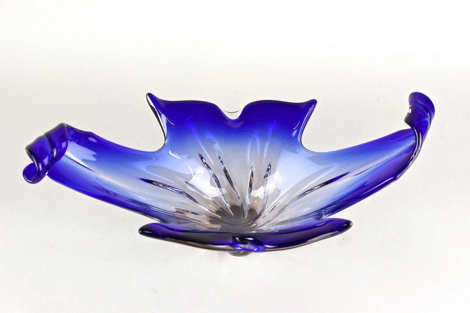Magnífico cuenco grande de cristal azul de Murano procedente de los famosos talleres de Venecia/Italia de finales de mediados de siglo, hacia 1960/70. Impresionante por su extraordinaria forma -sólo hay que ver los magníficos extremos rizados- y