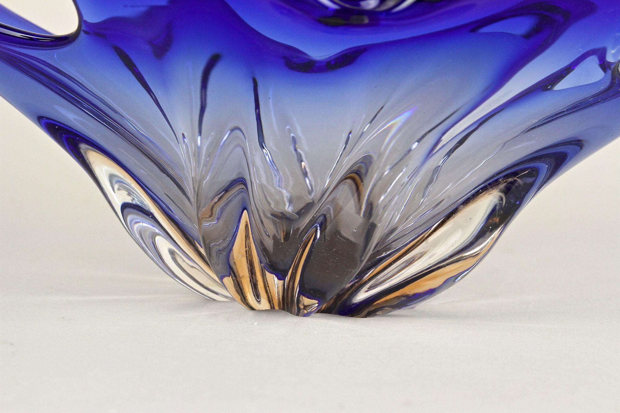 Cuenco de cristal de Murano azul - Moderno de mediados de siglo, Italia circa 1960/70 Hecho a mano en venta