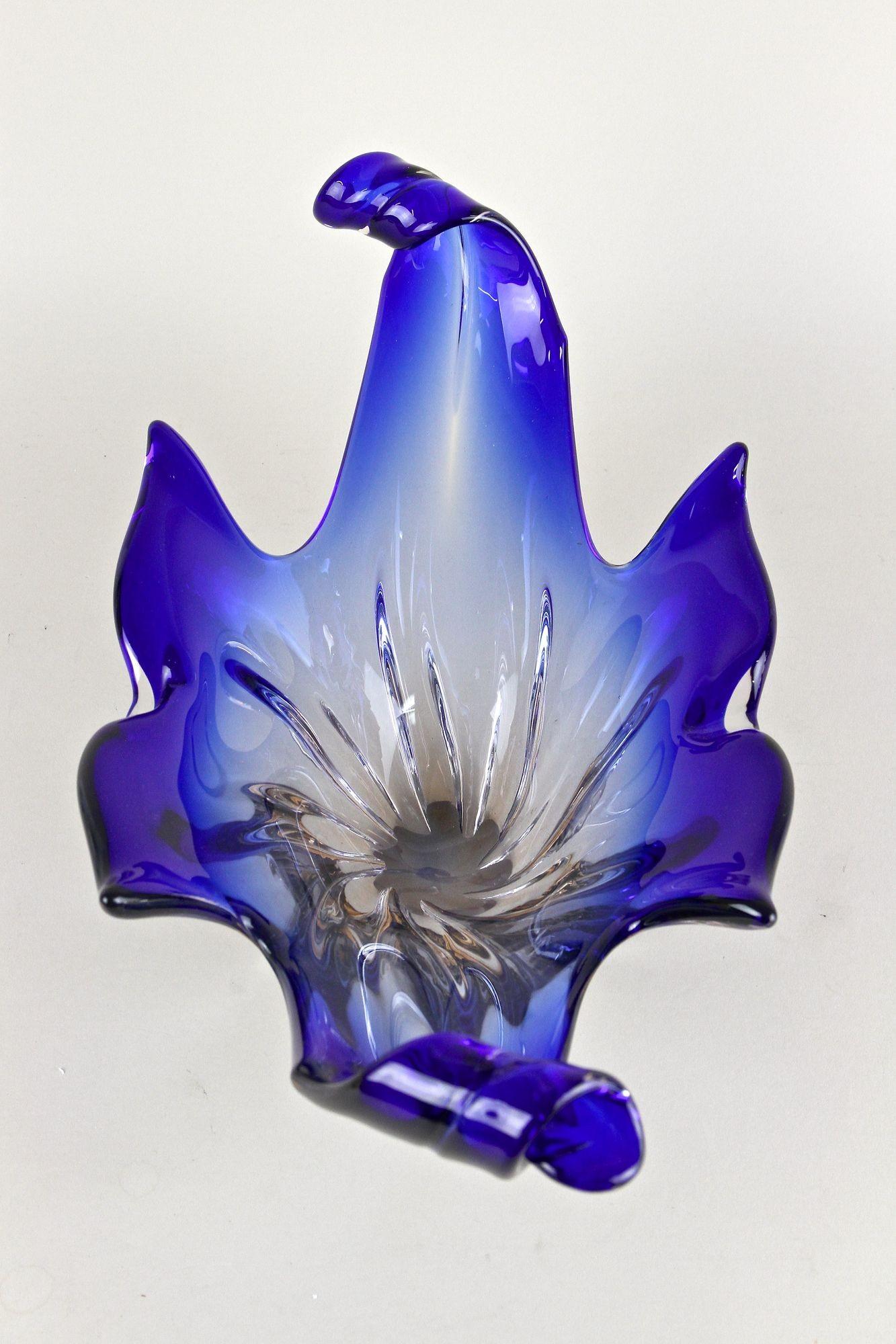 Cuenco de cristal de Murano azul - Moderno de mediados de siglo, Italia circa 1960/70 Cristal de Murano en venta