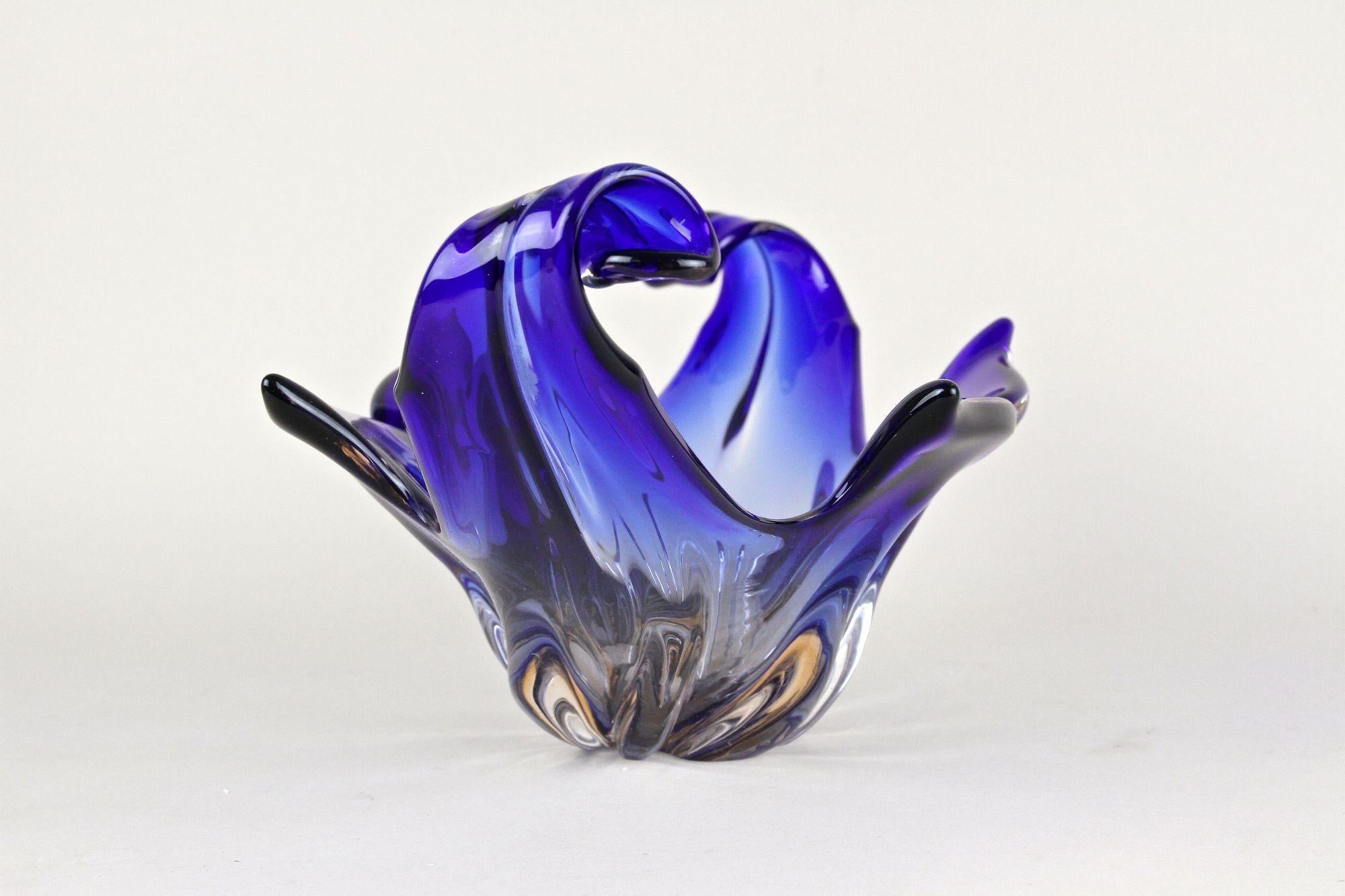 Blue Murano Glass Bowl - Mid-Century Modern, Italy circa 1960/70 For Sale 2