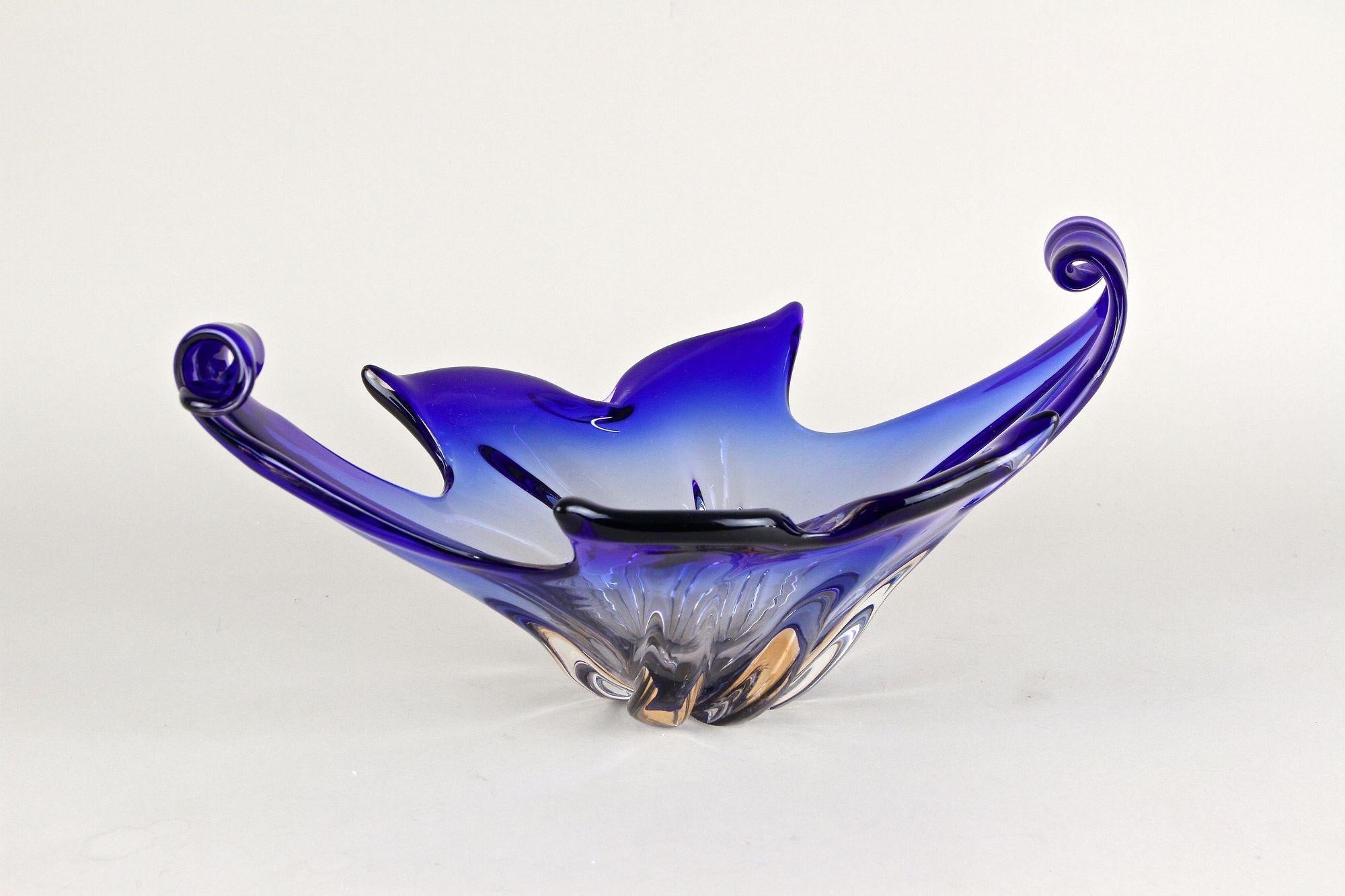 Blue Murano Glass Bowl - Mid-Century Modern, Italy circa 1960/70 For Sale 3