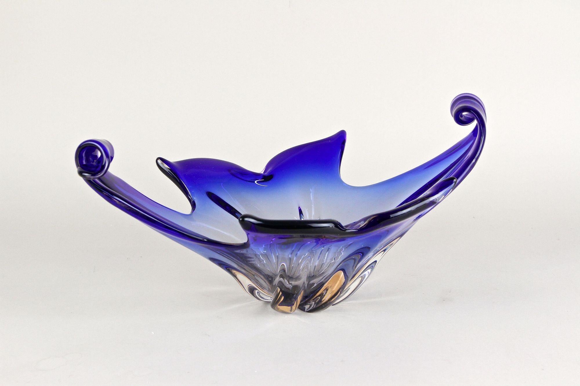 Cuenco de cristal de Murano azul - Moderno de mediados de siglo, Italia circa 1960/70 en venta 2