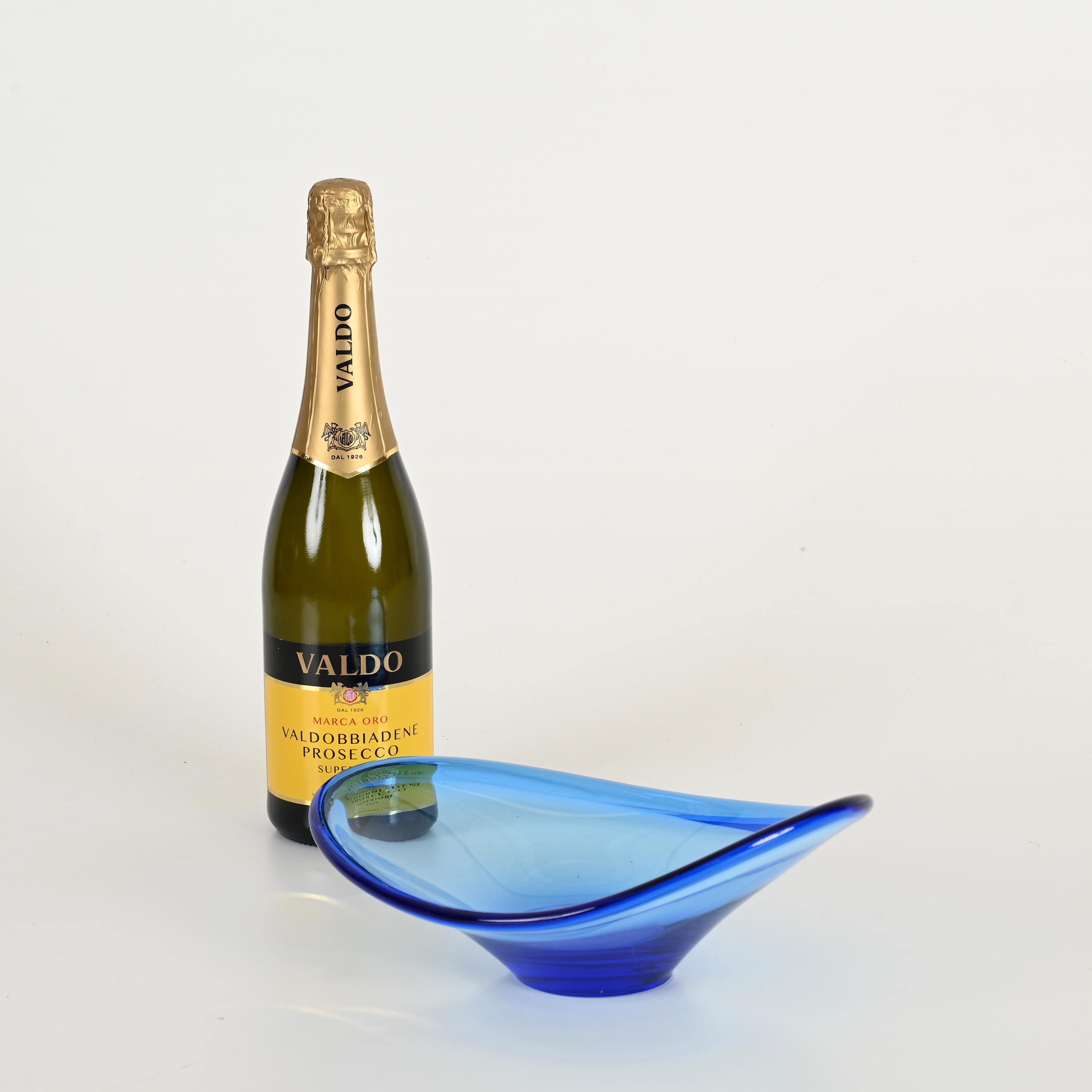 Maravilloso cuenco de cristal azul de Murano. Esta magnífica pieza fue diseñada en Murano, Italia, en la década de 1960, claramente al estilo de Fontana Arte. 

Este cuenco está en unas condiciones increíbles, sin astillas ni grietas. Está hecha en