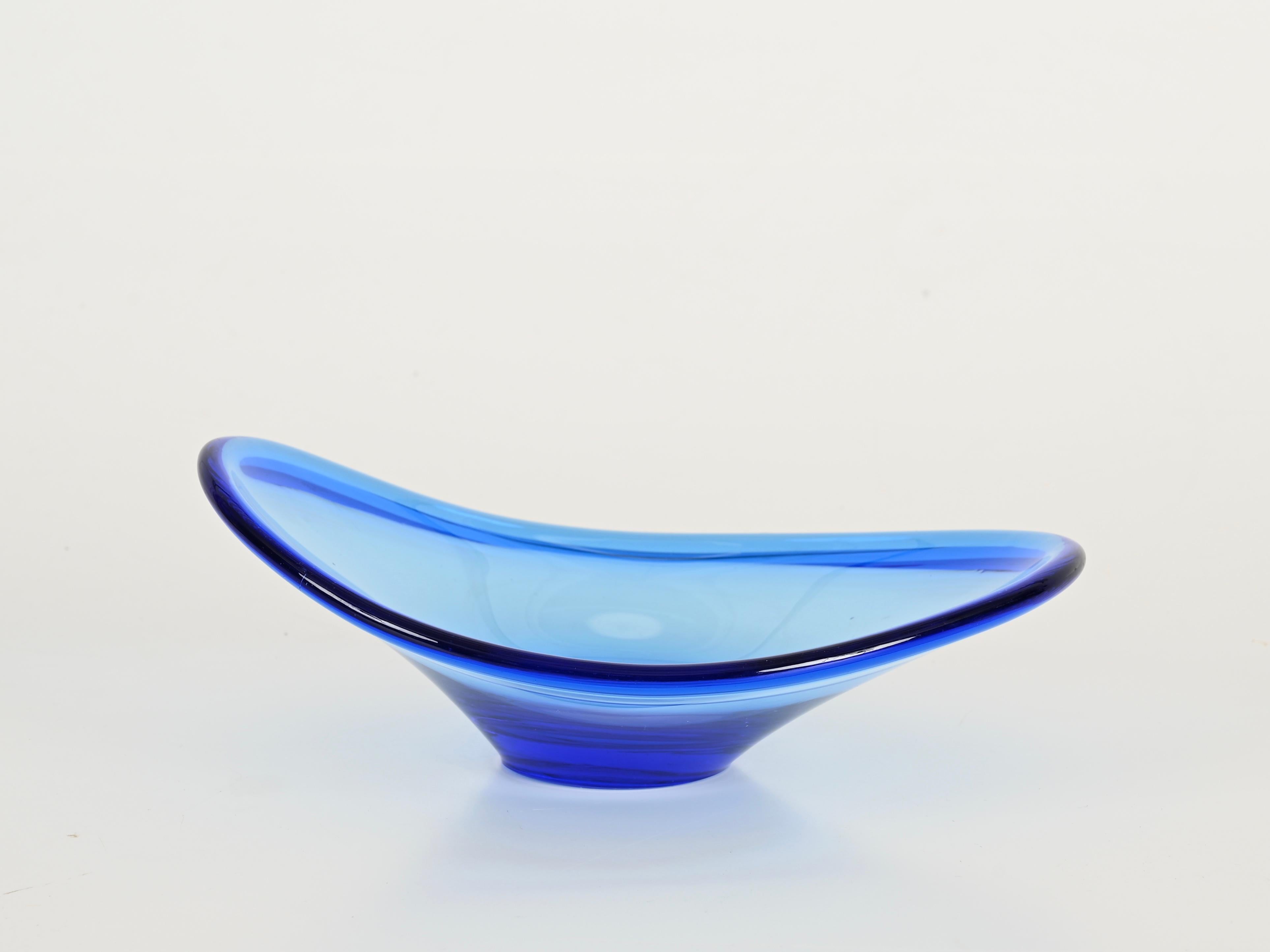 Cuenco o vaciabolsillos de cristal de Murano azul, estilo Fontana Arte, Italia Años 60 Moderno de mediados de siglo en venta