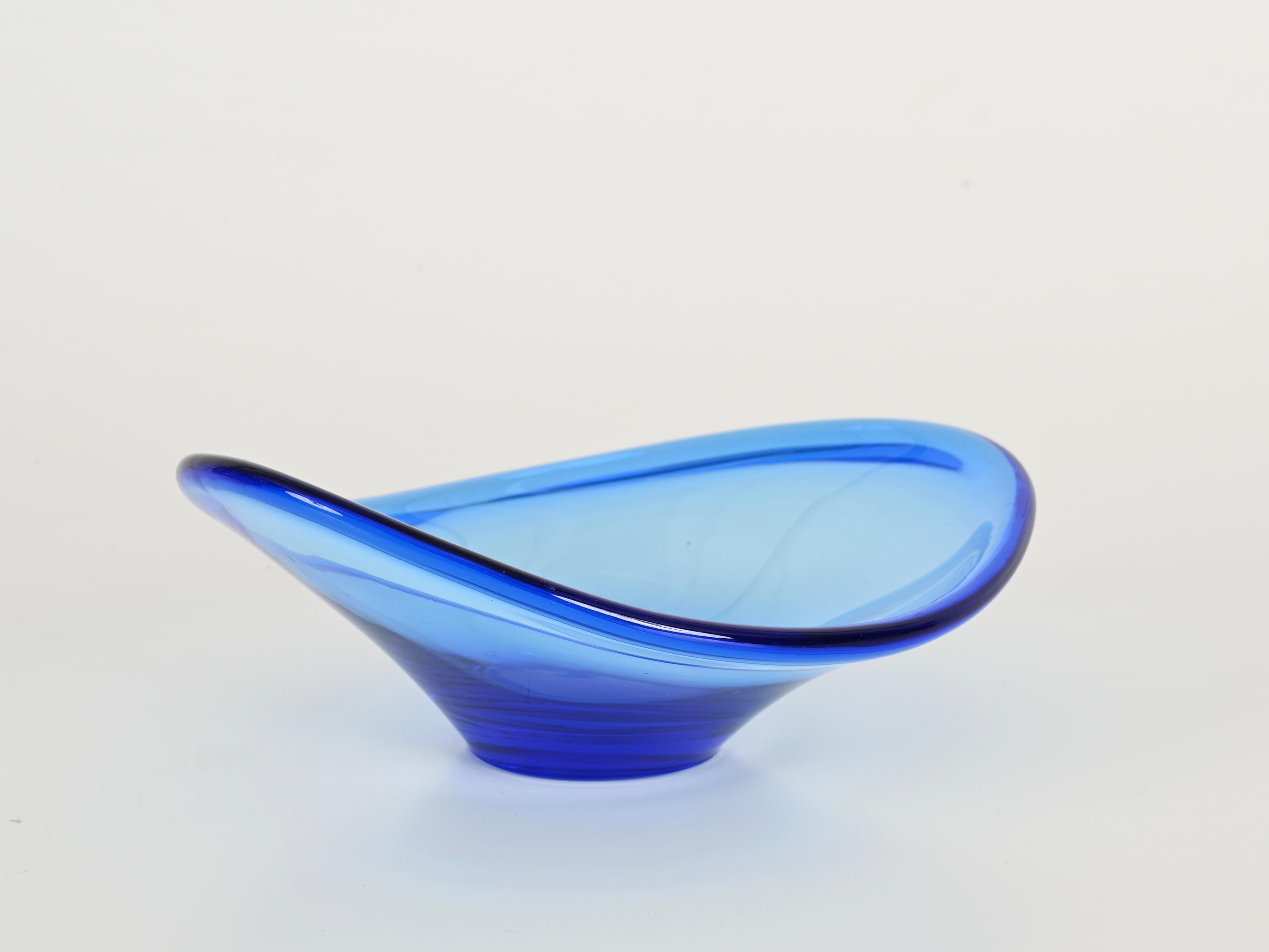 Cuenco o vaciabolsillos de cristal de Murano azul, estilo Fontana Arte, Italia Años 60 Hecho a mano en venta