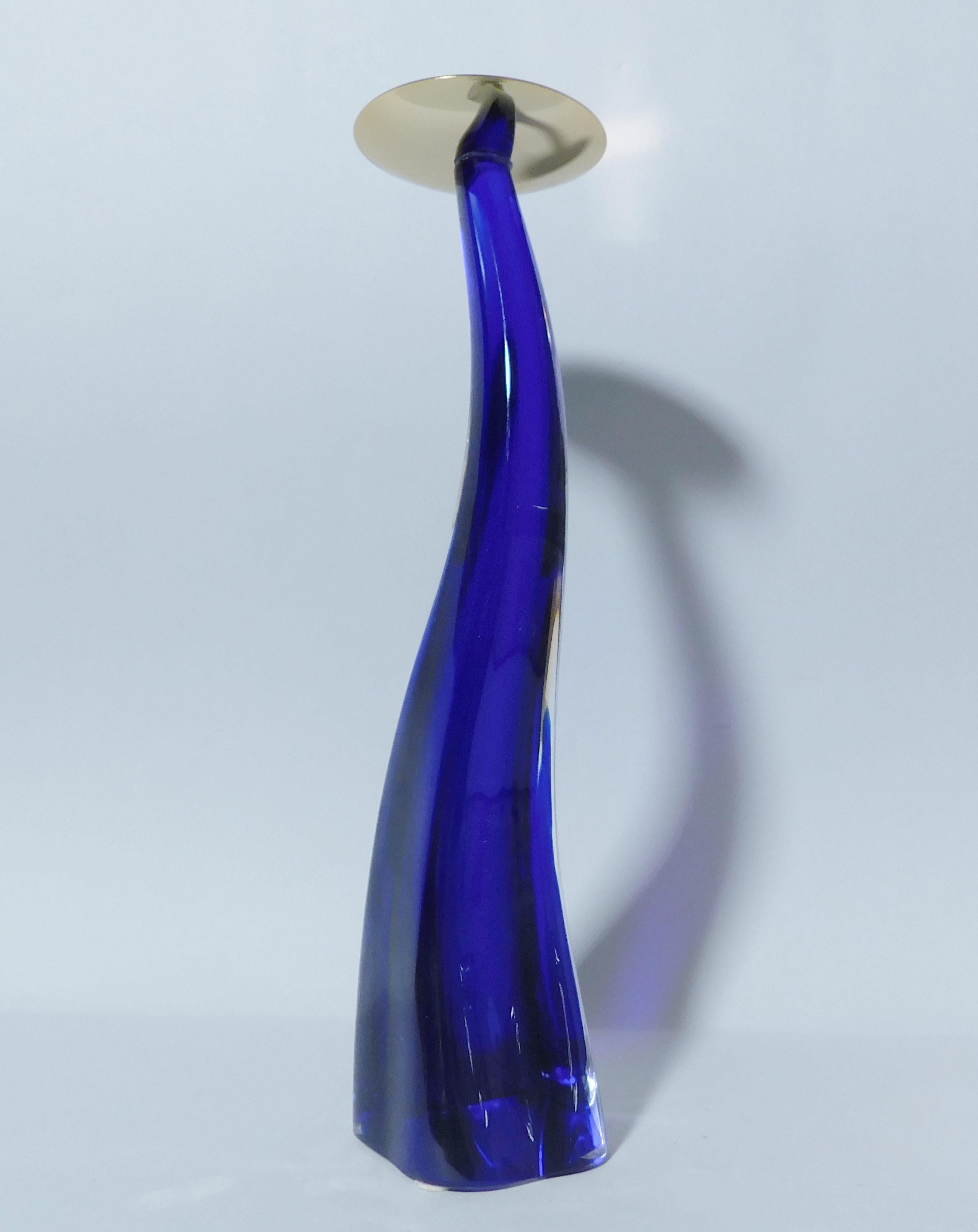 Candeliere italiano curvo di Murano soffiato a mano in vetro blu cobalto e trasparente, realizzato in Italia da Maurizio Toso, circa anni '80 
Marchio originale del produttore sulla base
Misure: altezza 10,6 pollici, diametro 2 pollici
1 disponibile