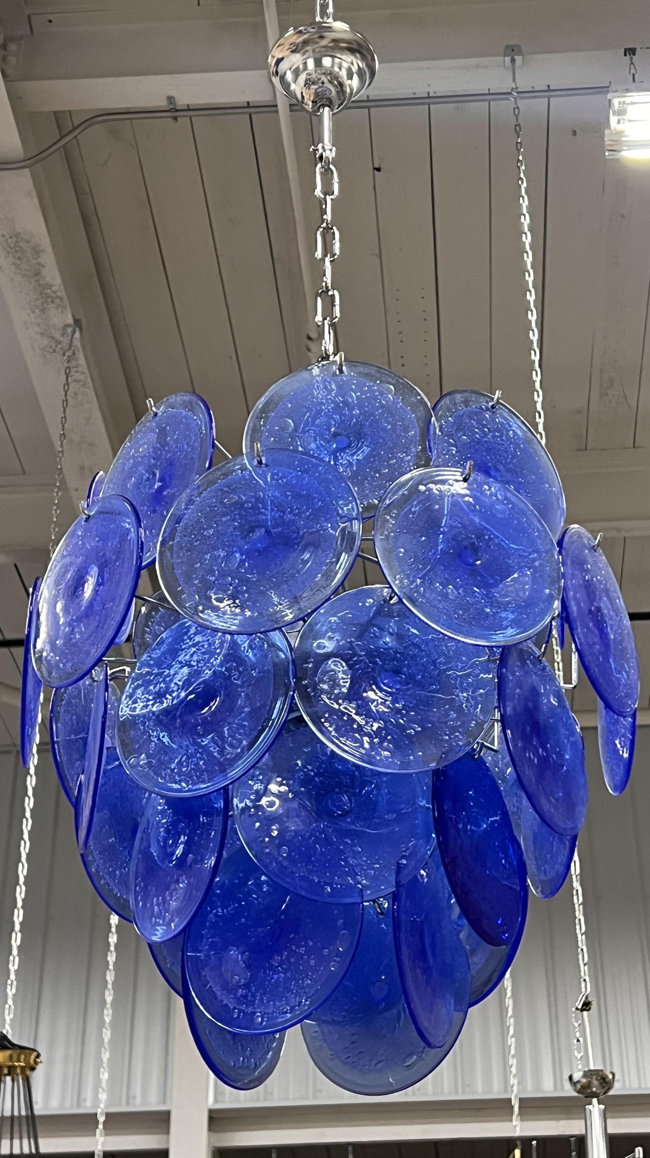 Vistosi Murano Chandelier à disque 
36 disques de 6 pouces de couleur bleue vintage, structure neuve, 4 douilles de lumière. 
La longueur totale, chaîne comprise, est de 46