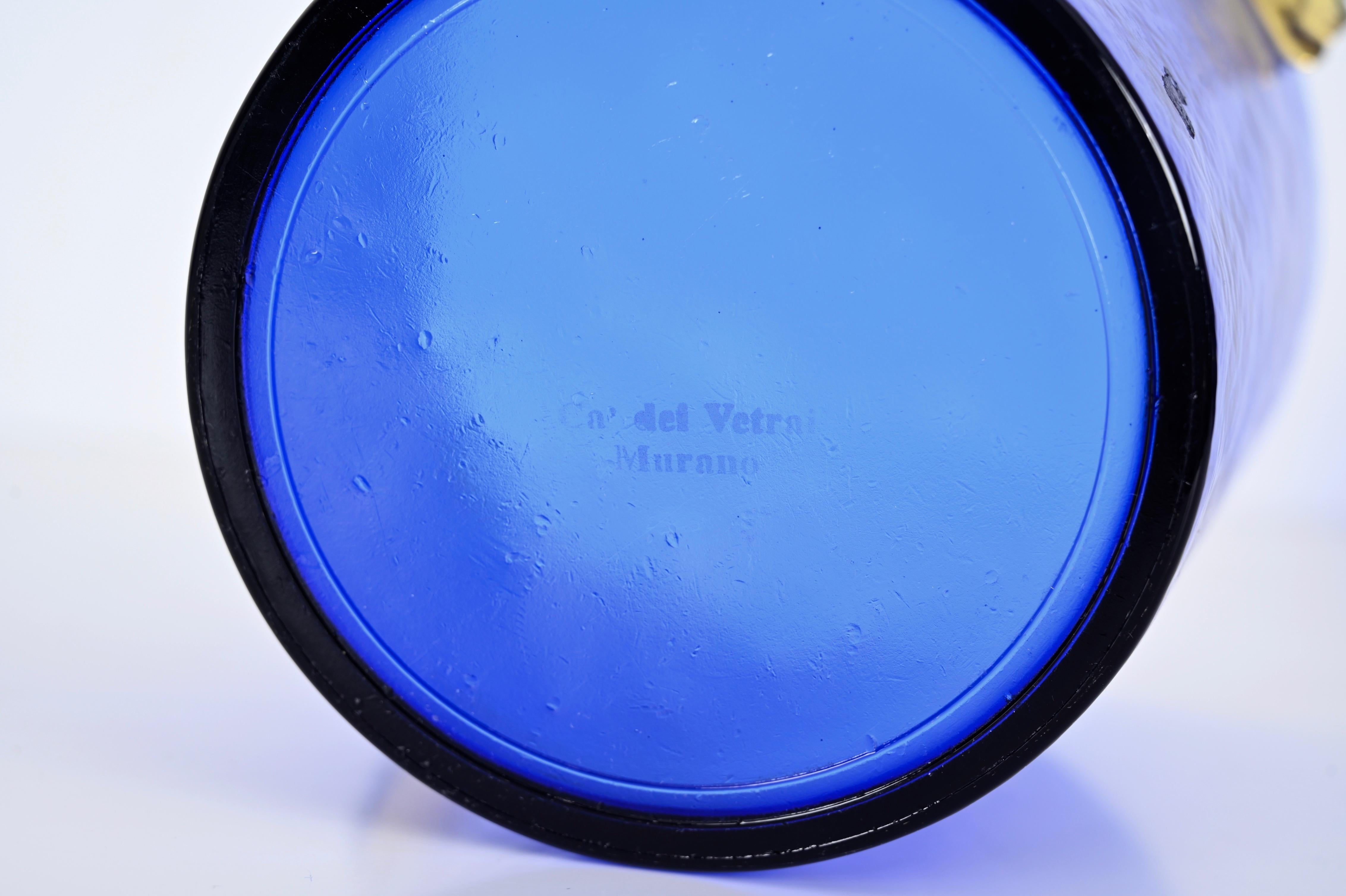 Seau à glace en verre de Murano bleu avec poignées en verre doré, Italie, années 1960 en vente 3