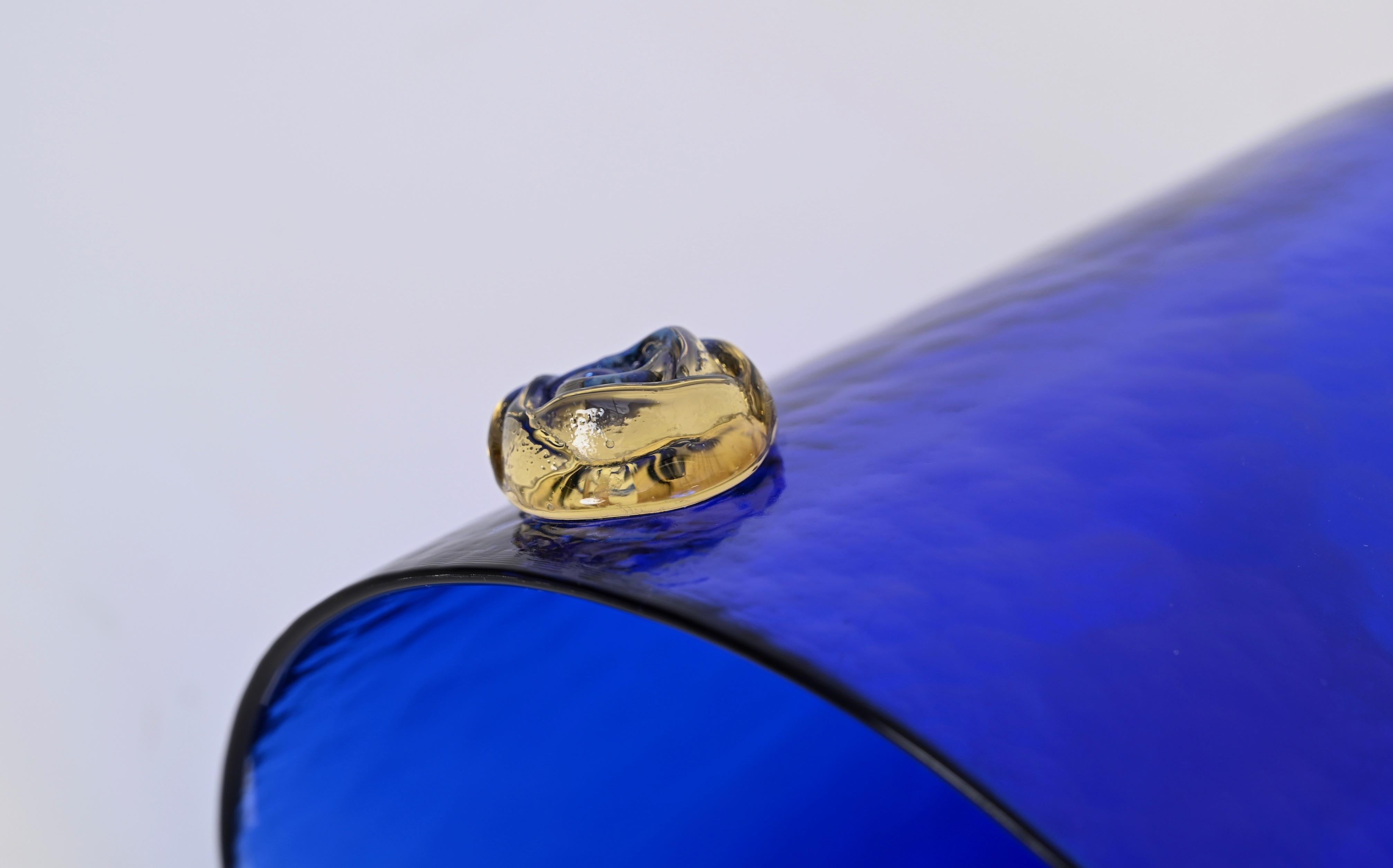 Seau à glace en verre de Murano bleu avec poignées en verre doré, Italie, années 1960 en vente 6