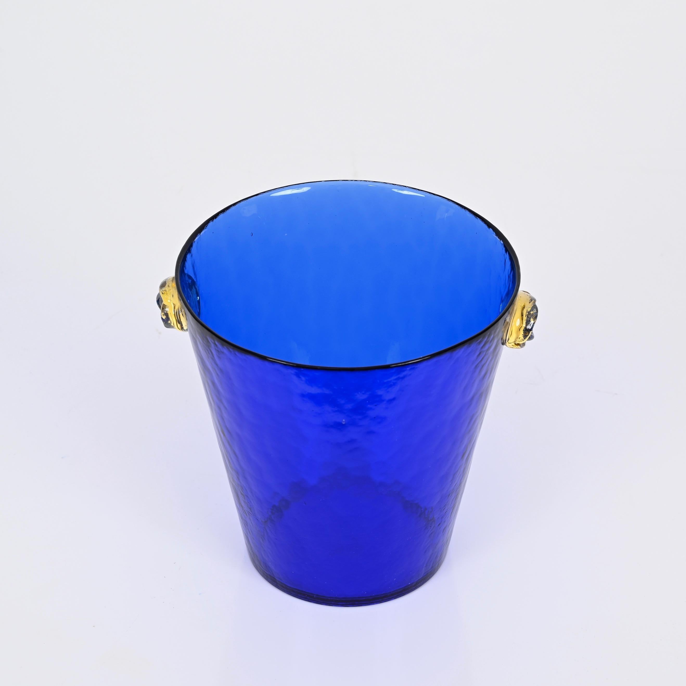 Français Seau à glace en verre de Murano bleu avec poignées en verre doré, Italie, années 1960 en vente
