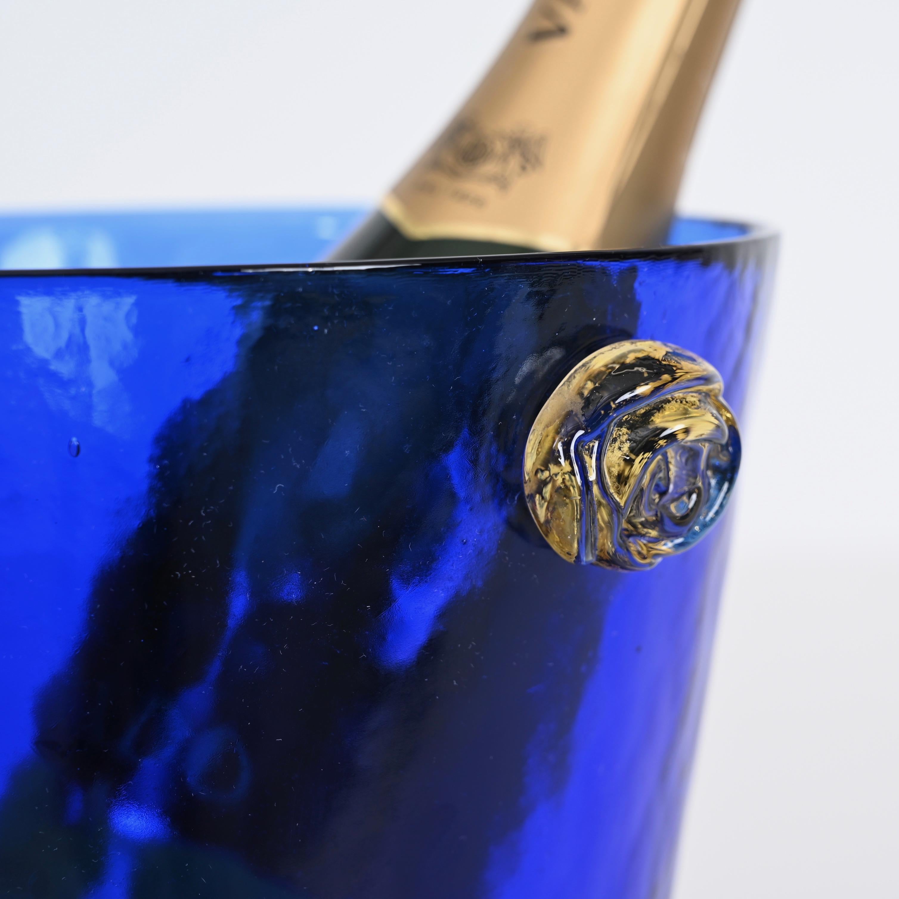Français Seau à glace en verre de Murano bleu avec poignées en verre doré, Italie, années 1960 en vente