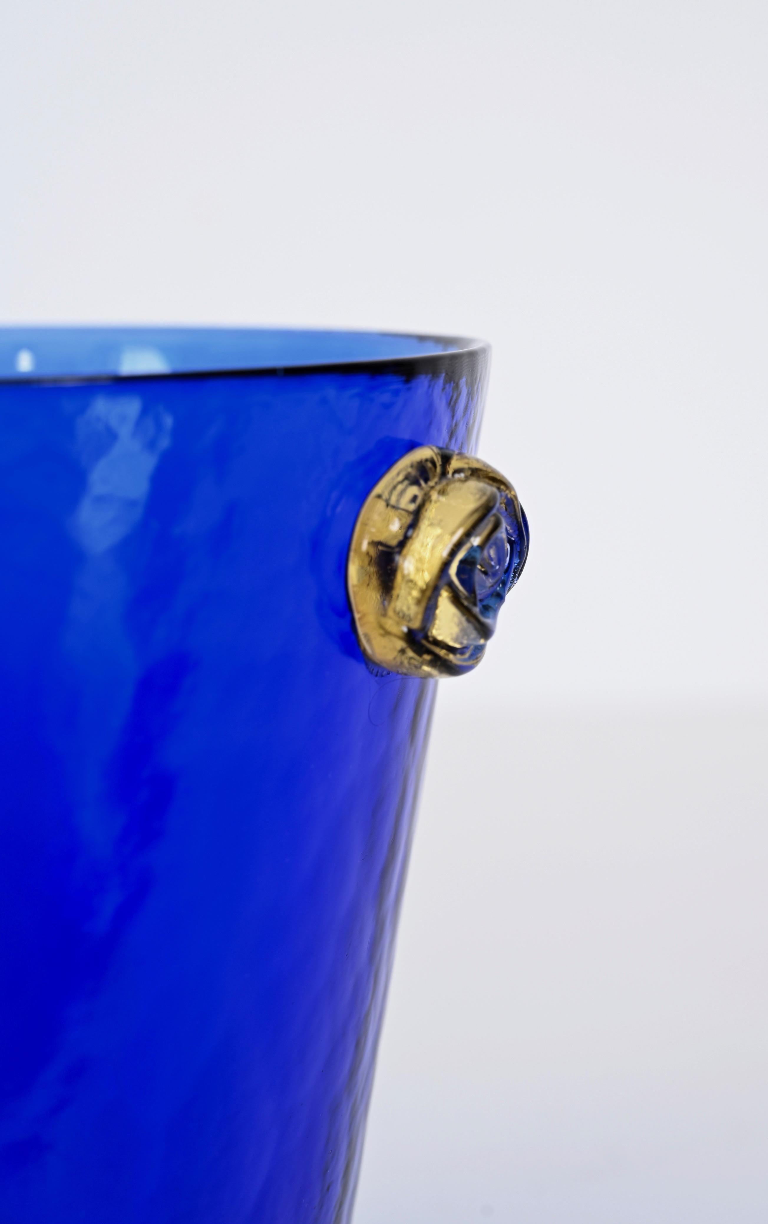 Blue Murano Glass Ice Bucket with Gold Glass Handles, Italy 1960s In Good Condition For Sale In Roma, IT