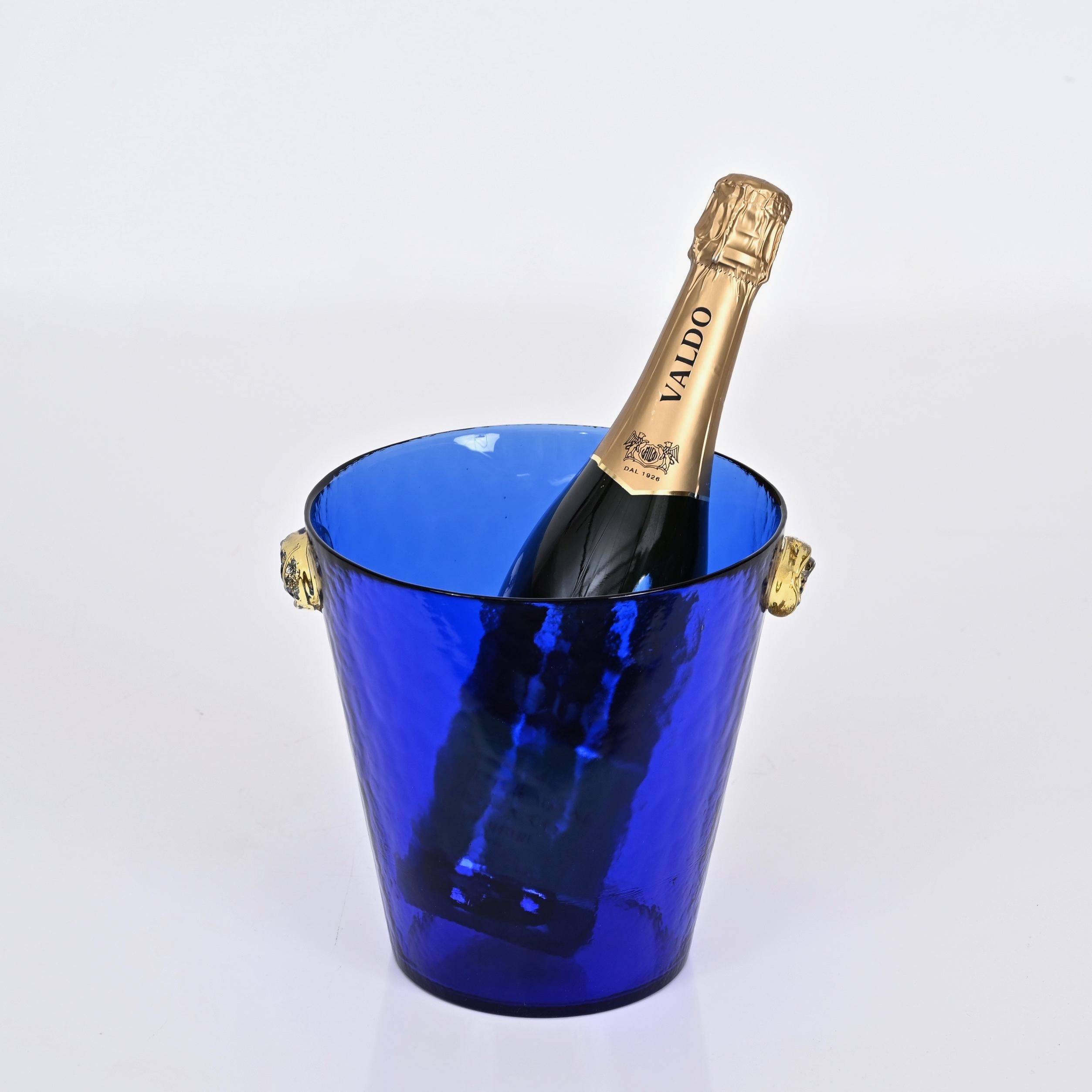 Seau à glace en verre de Murano bleu avec poignées en verre doré, Italie, années 1960 Bon état - En vente à Roma, IT