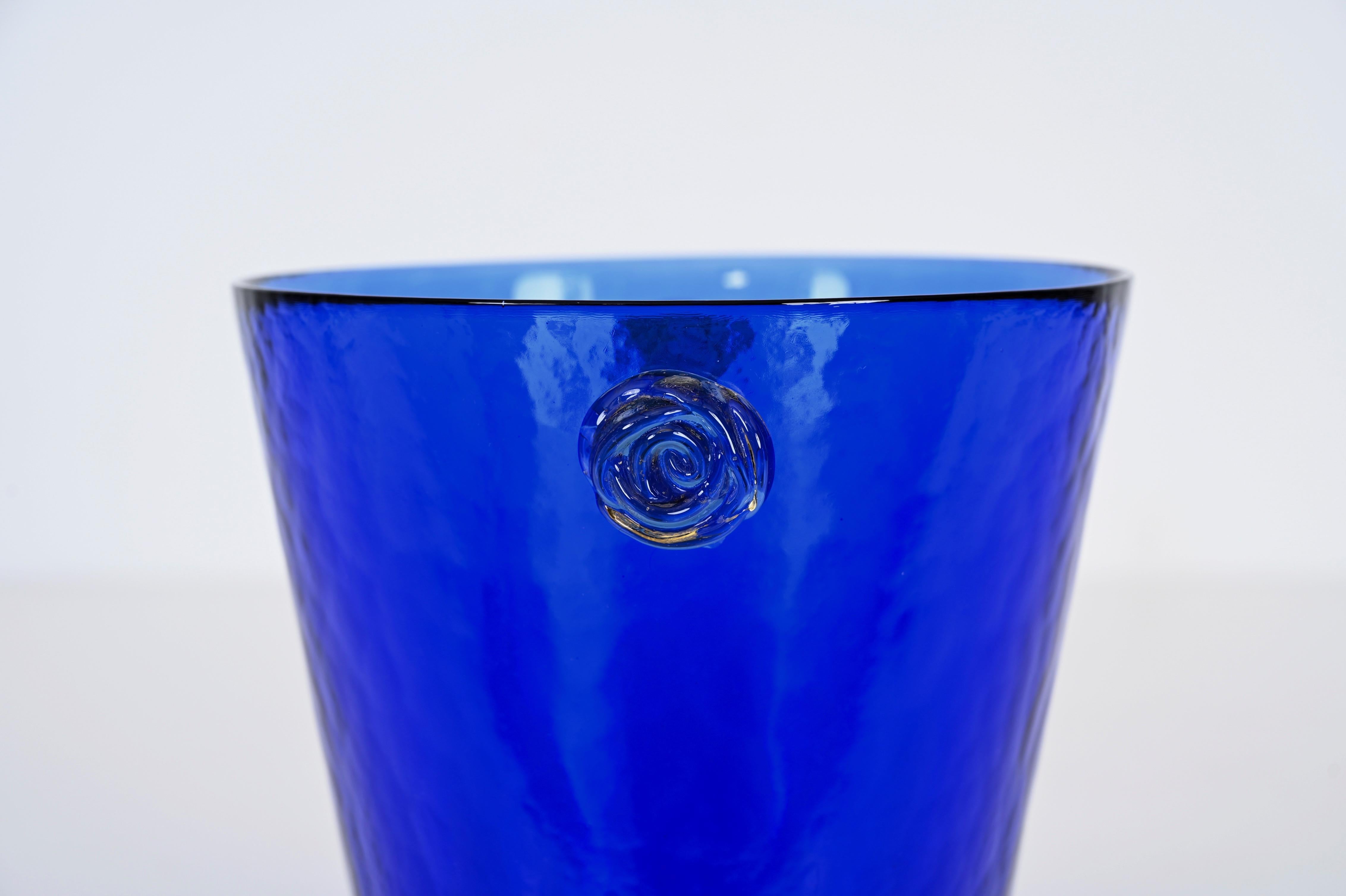 20ième siècle Seau à glace en verre de Murano bleu avec poignées en verre doré, Italie, années 1960 en vente