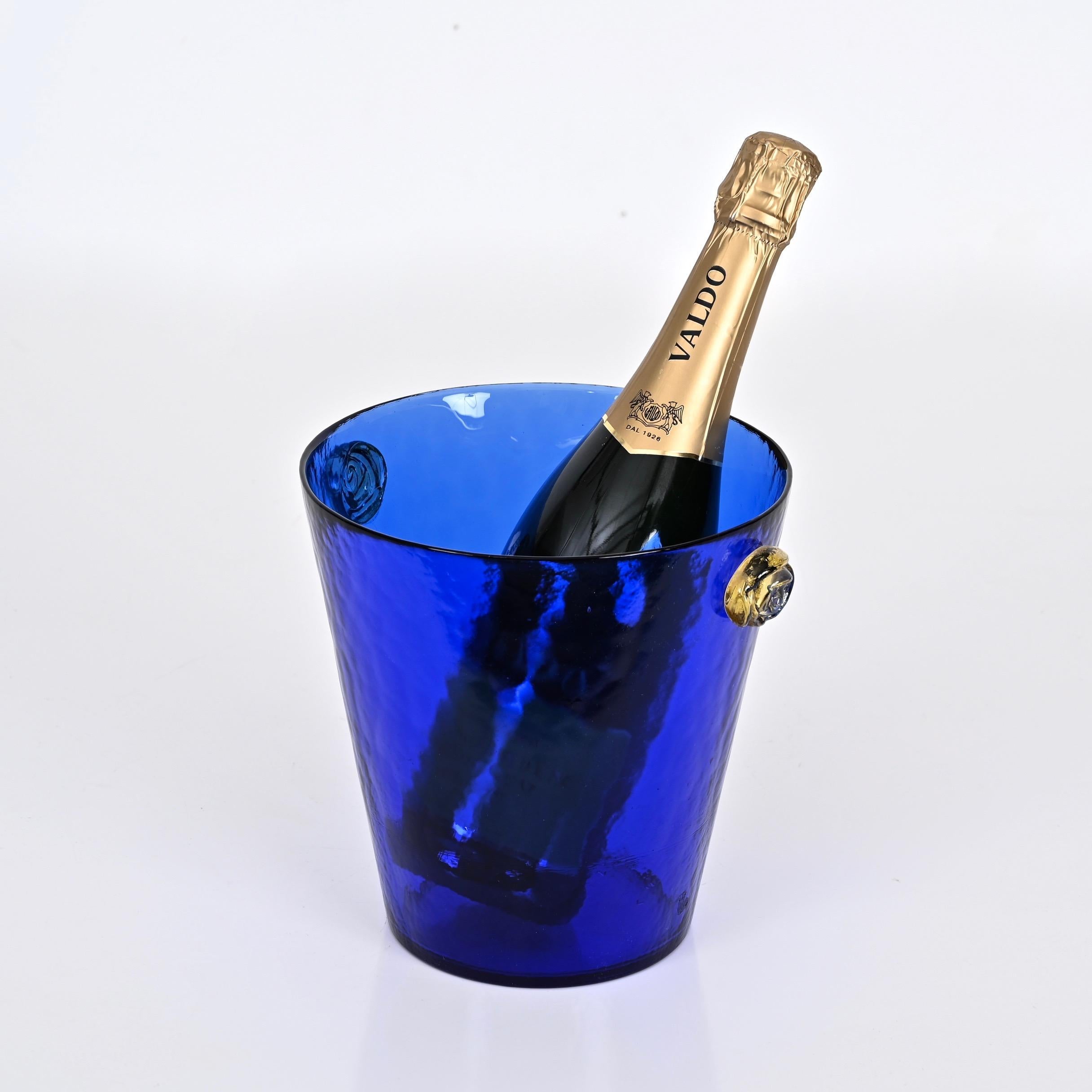 Verre Seau à glace en verre de Murano bleu avec poignées en verre doré, Italie, années 1960 en vente