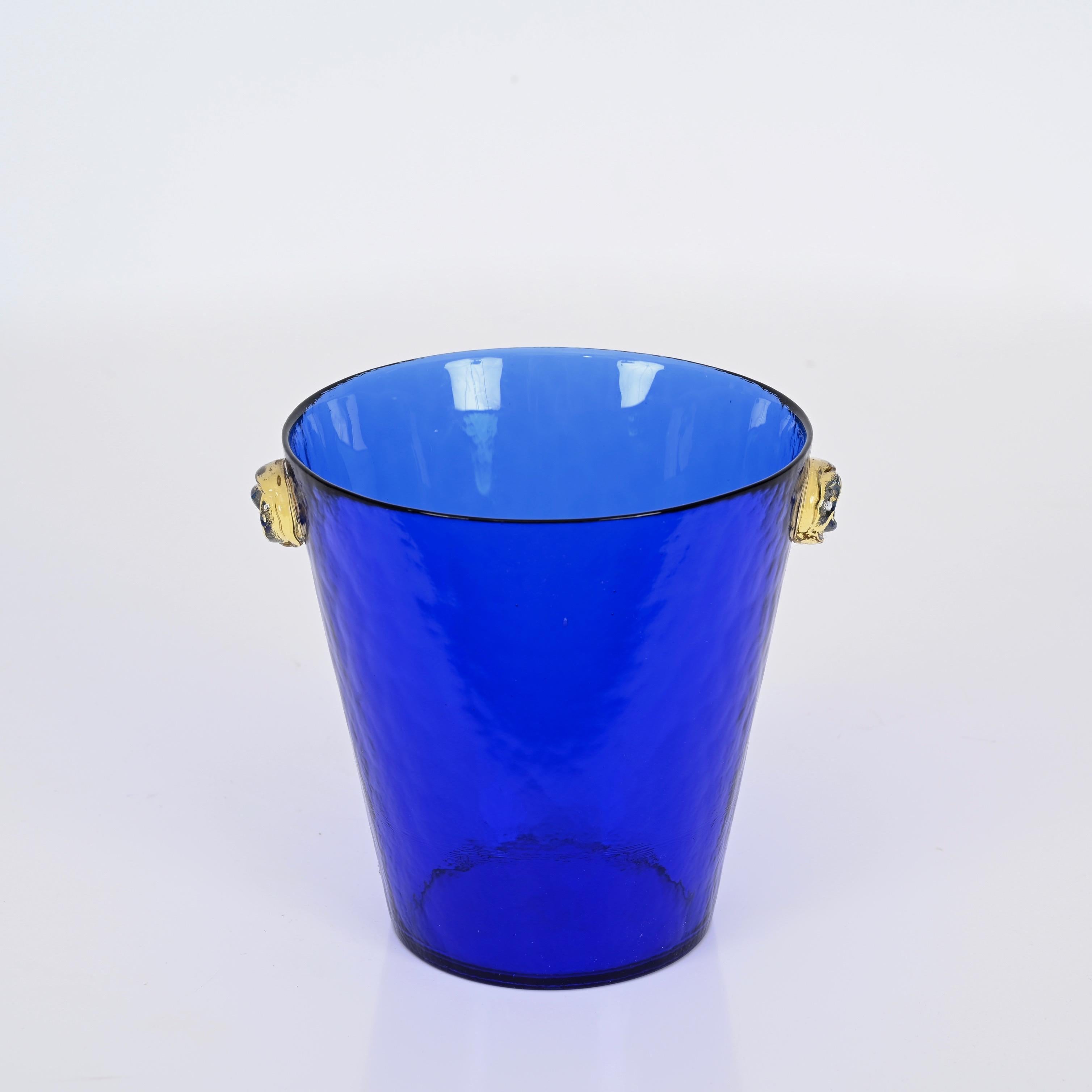 Seau à glace en verre de Murano bleu avec poignées en verre doré, Italie, années 1960 en vente 2