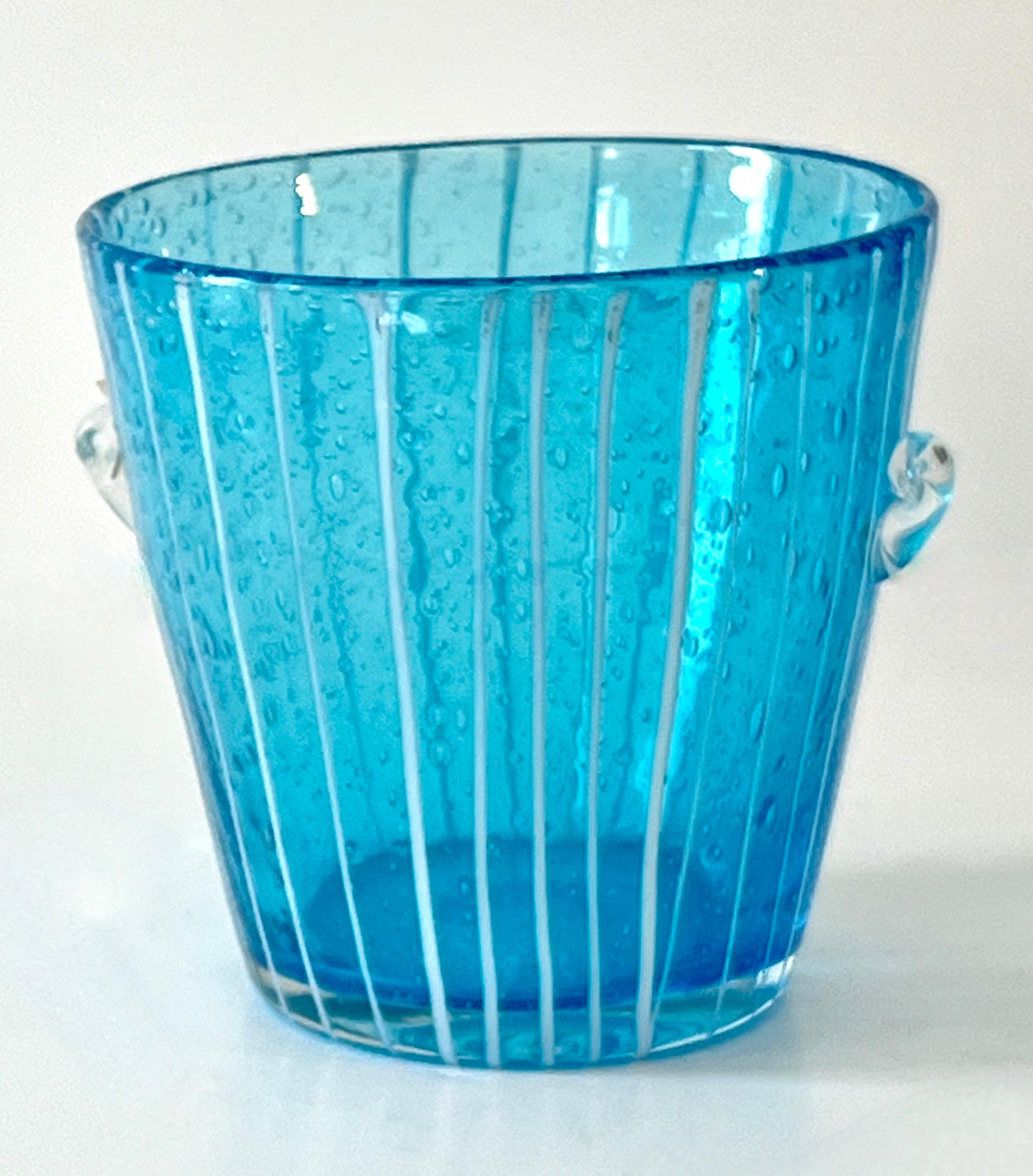 Magnifique seau à glace en verre de Murano bleu avec bandes blanches et poignées latérales.  soufflé à la main.  Cette pièce est un bel ajout à n'importe quel bar ou cuisine et, bien qu'elle soit plus petite, elle est idéale pour les réunions entre